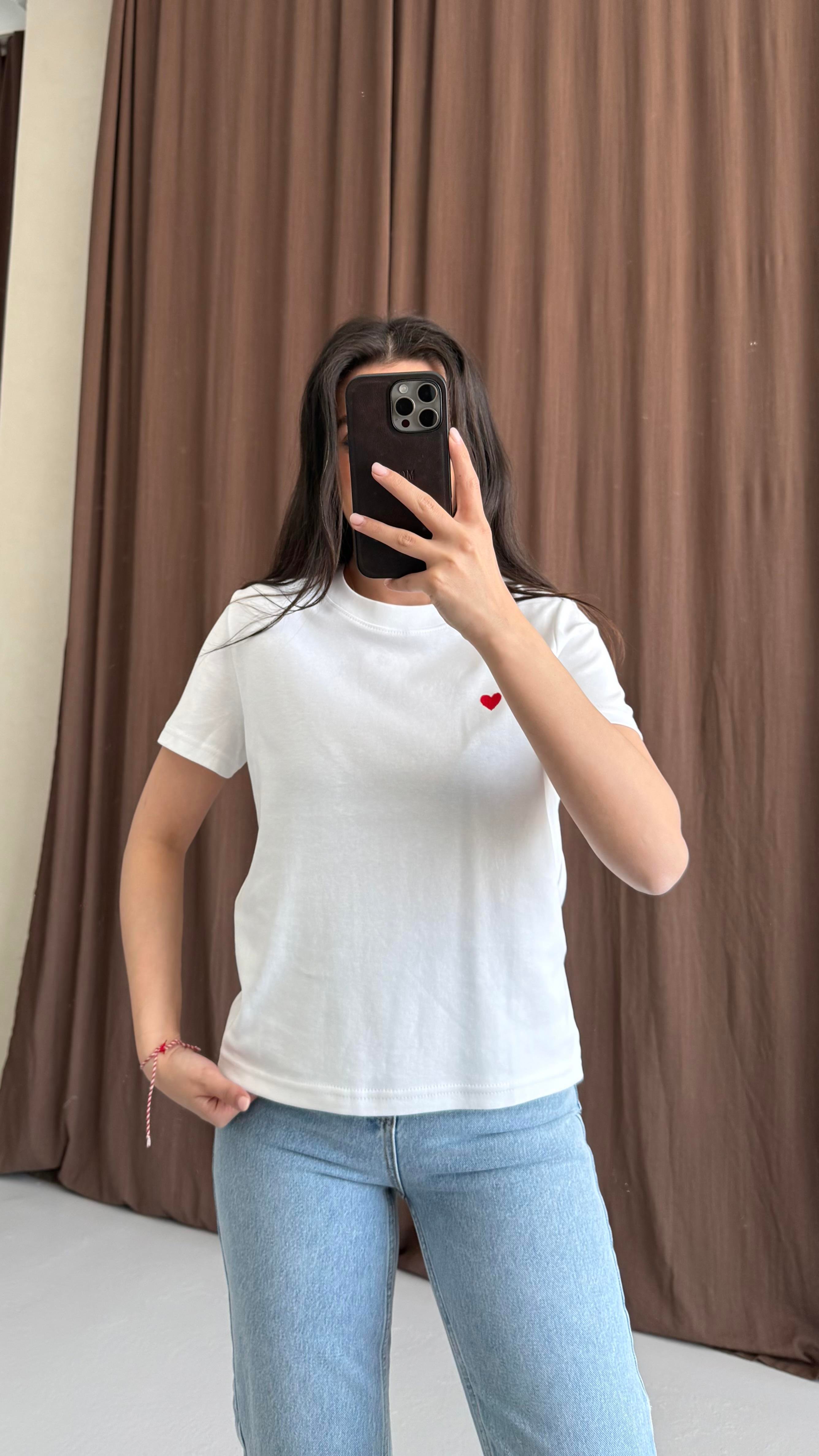 Kırmızı Kalp İşlemeli Basıc Beyaz Tişört