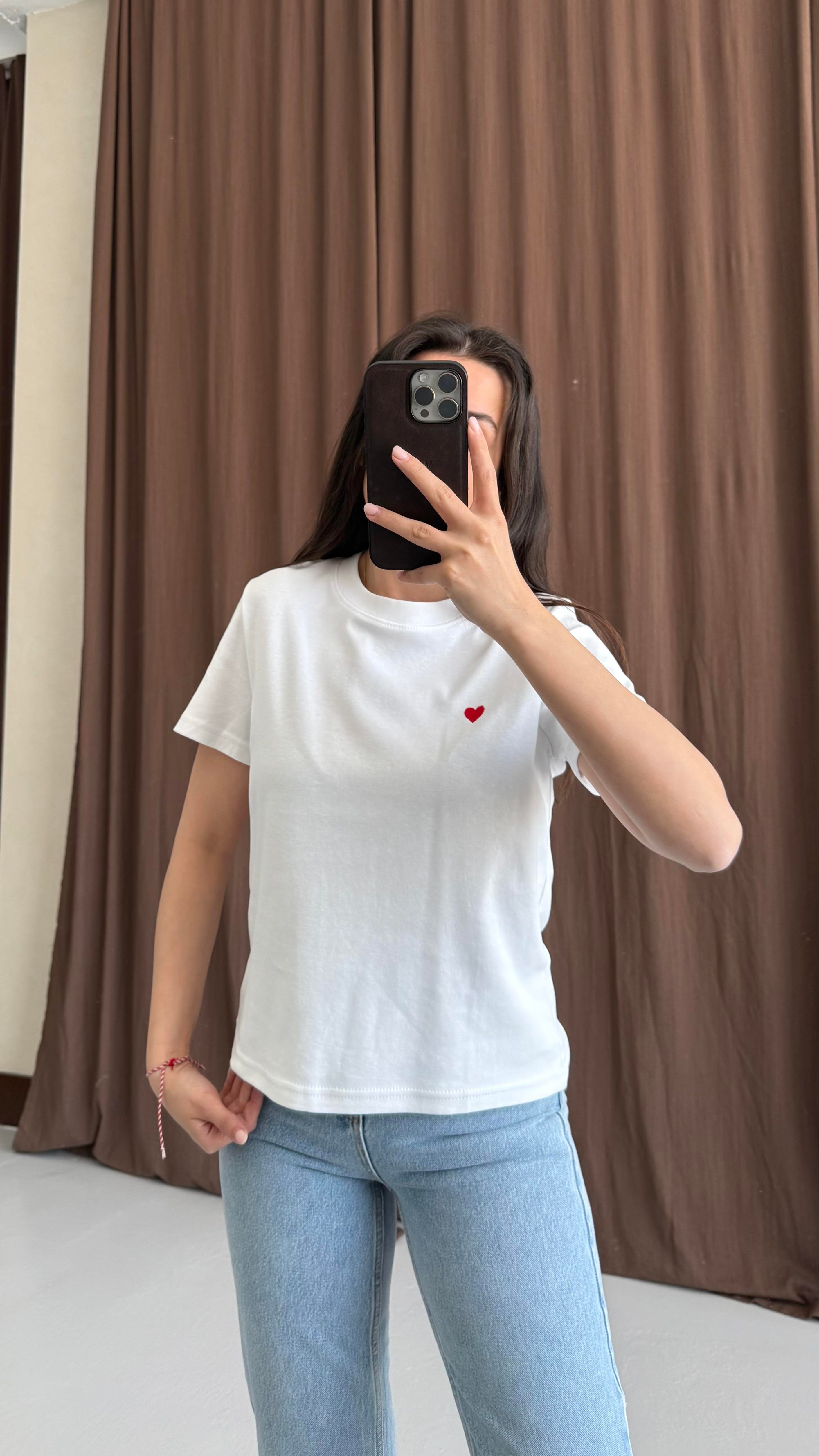 Kırmızı Kalp İşlemeli Basıc Beyaz Tişört