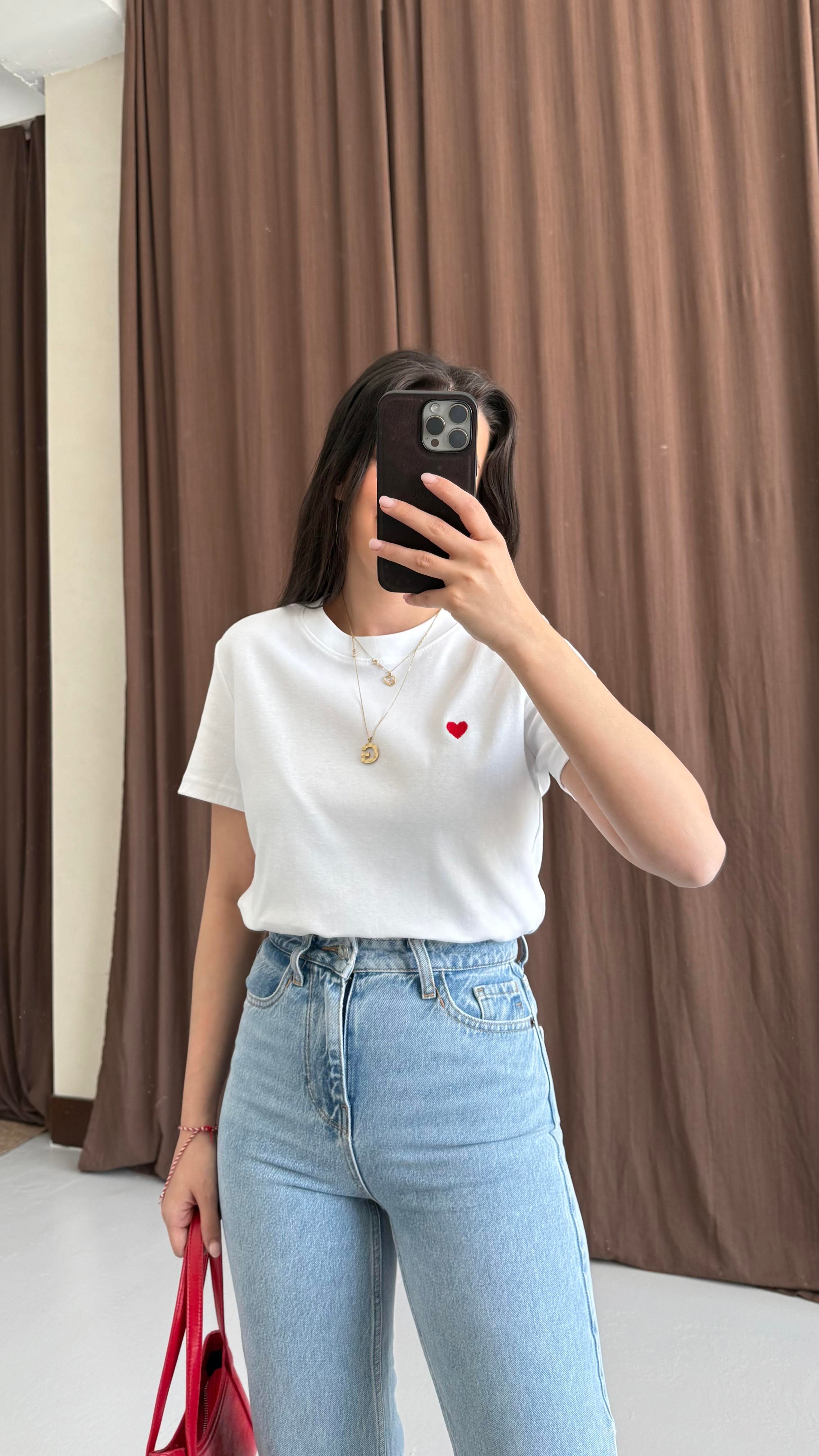 Kırmızı Kalp İşlemeli Basıc Beyaz Tişört