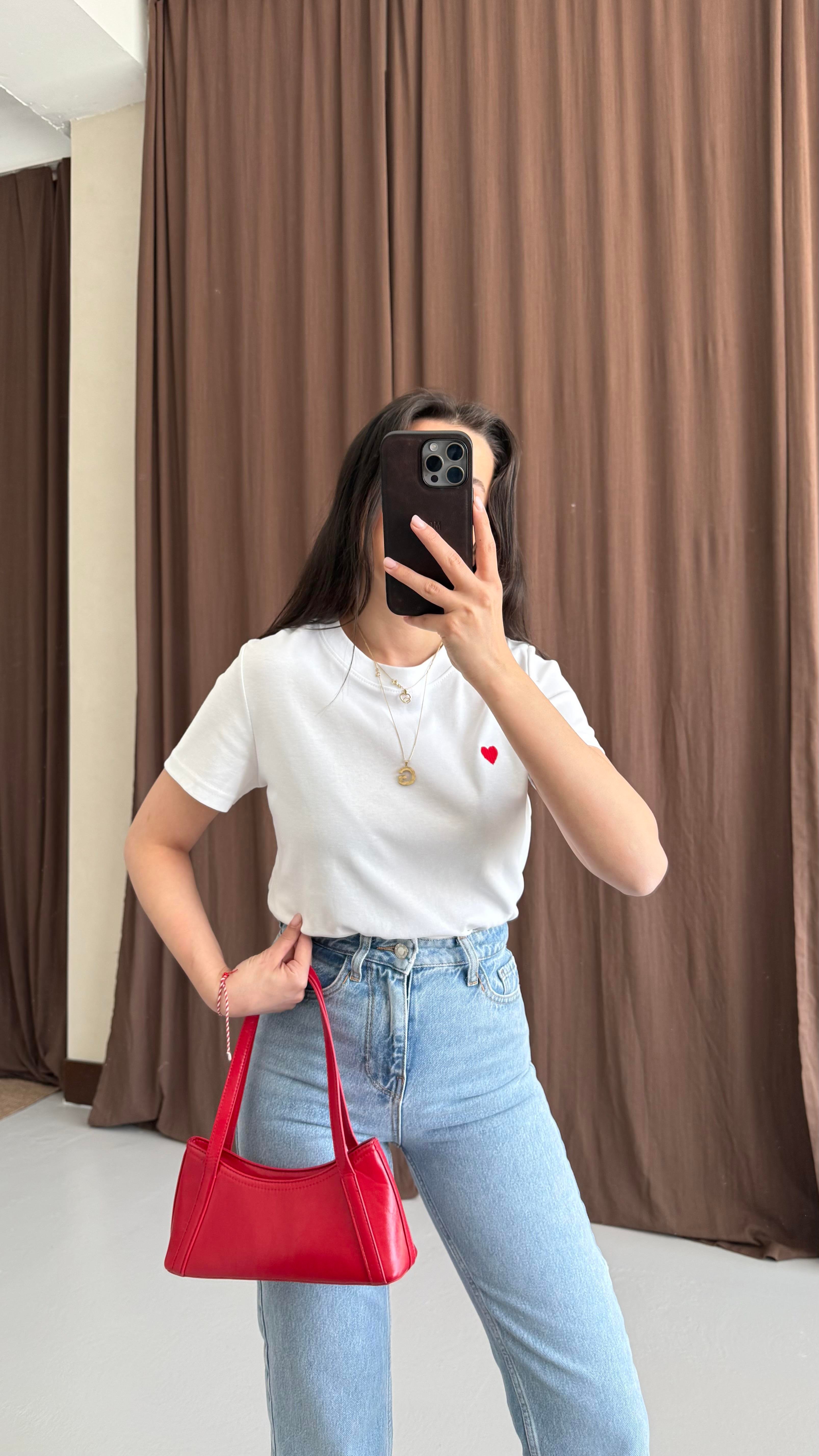 Kırmızı Kalp İşlemeli Basıc Beyaz Tişört