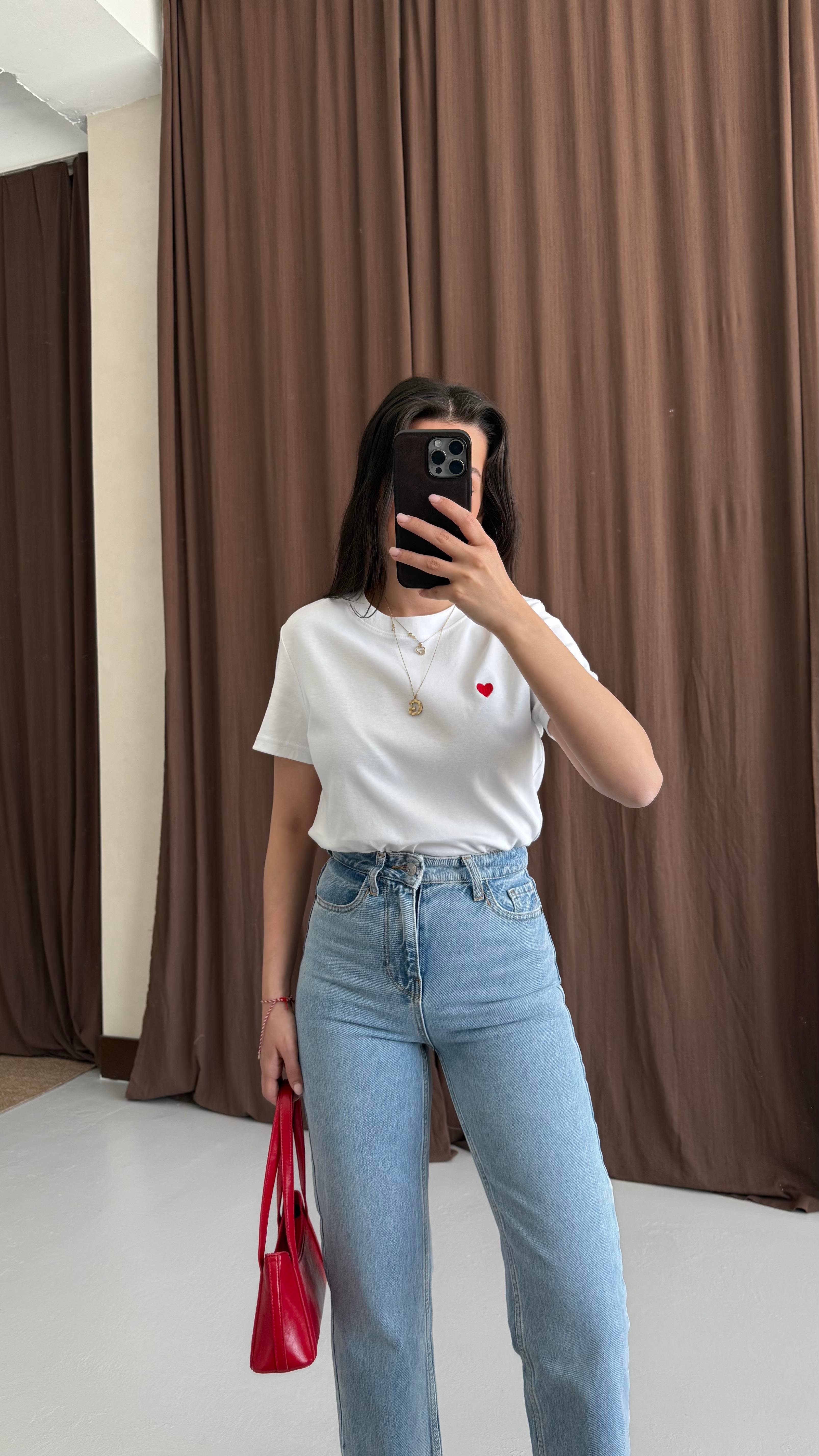 Kırmızı Kalp İşlemeli Basıc Beyaz Tişört