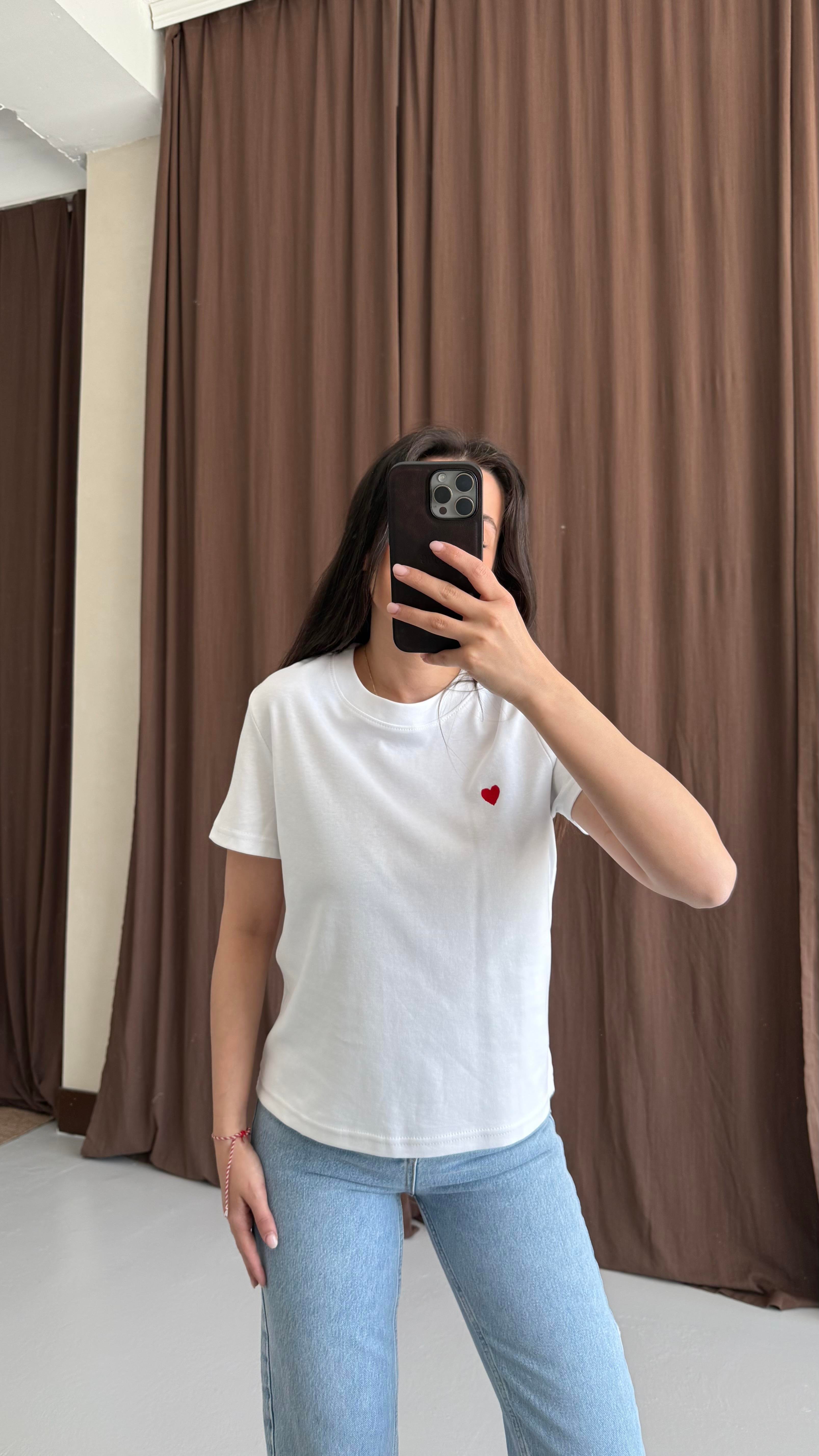 Kırmızı Kalp İşlemeli Basıc Beyaz Tişört