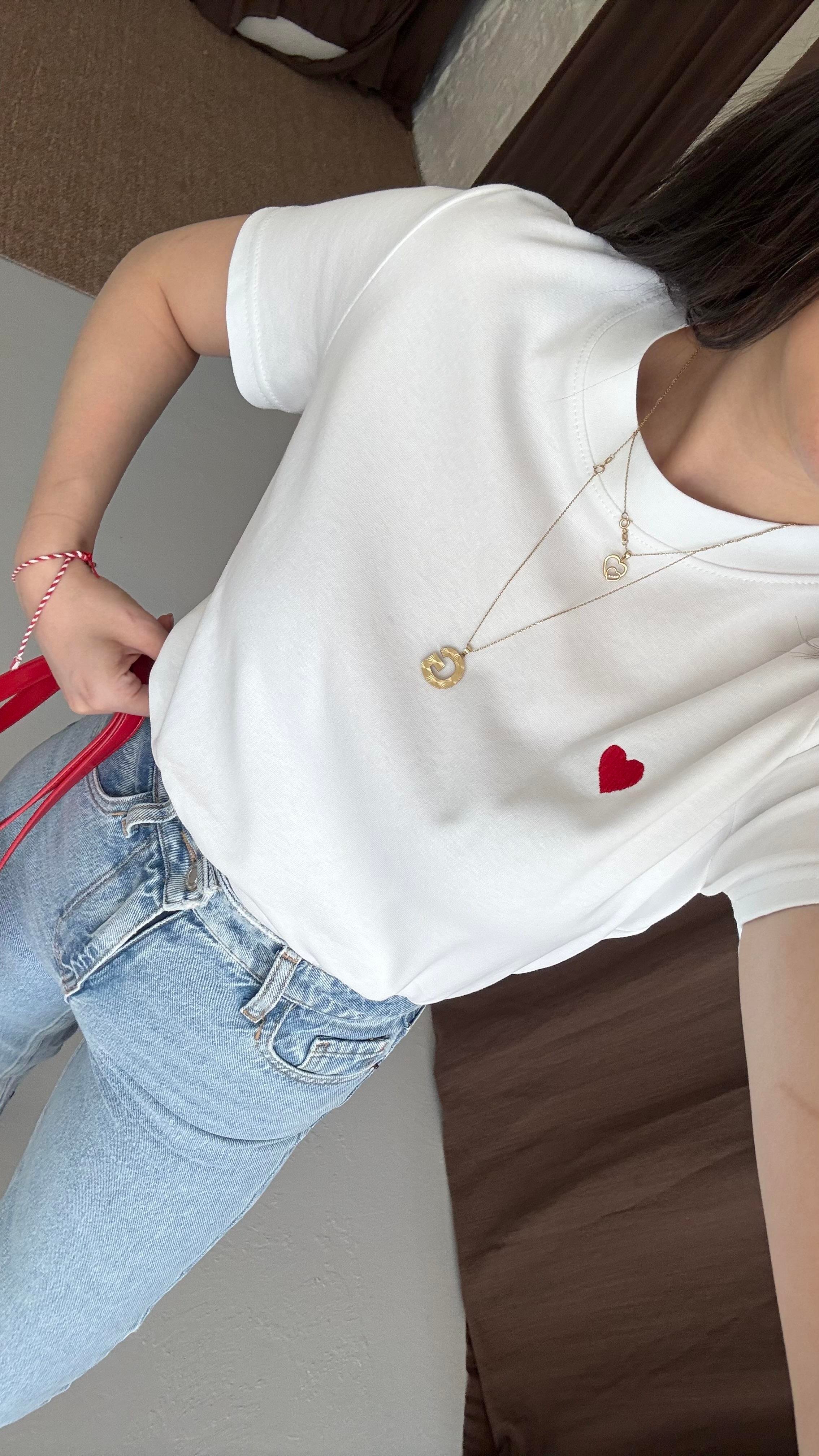 Kırmızı Kalp İşlemeli Basıc Beyaz Tişört