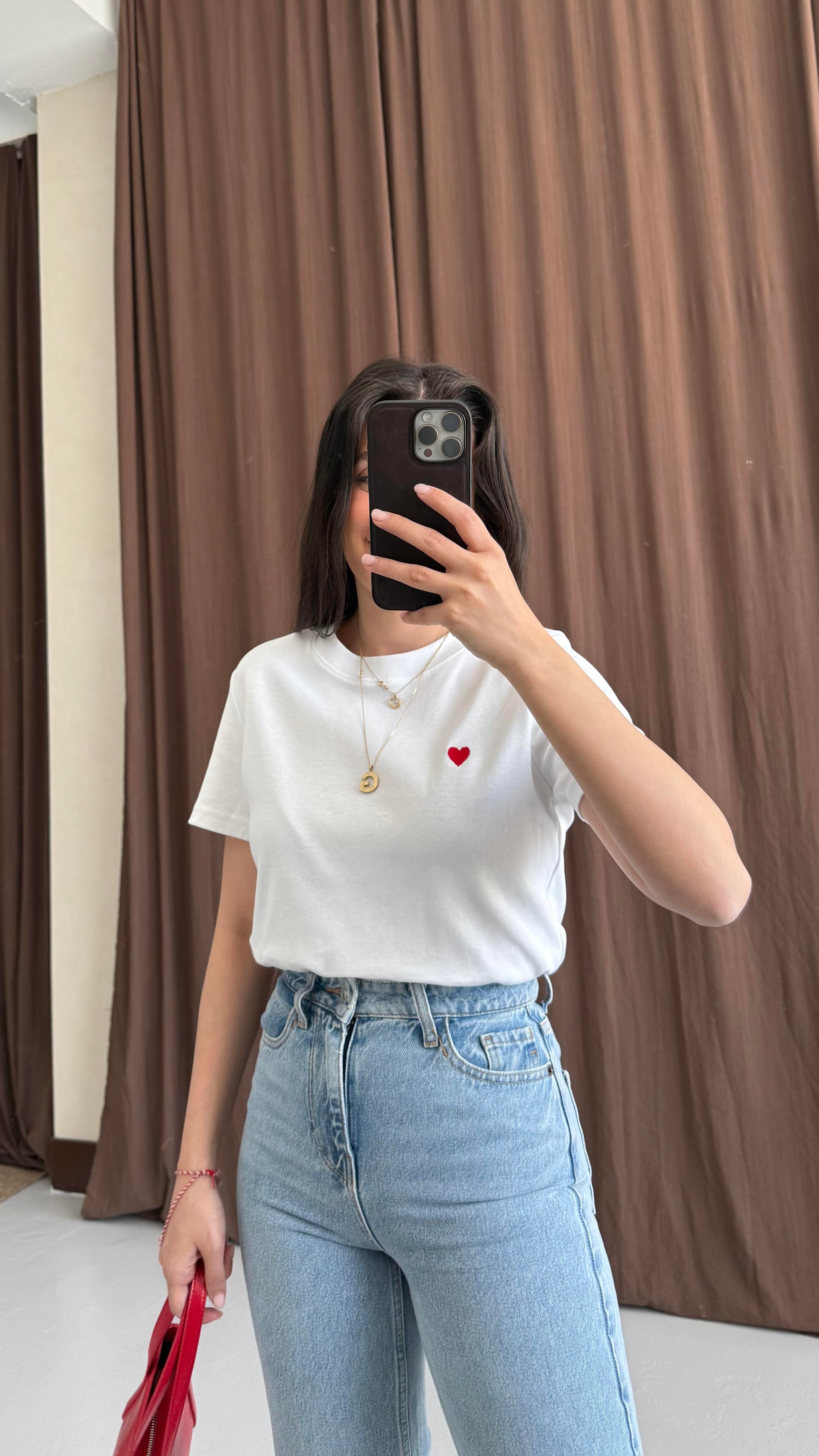 Kırmızı Kalp İşlemeli Basıc Beyaz Tişört