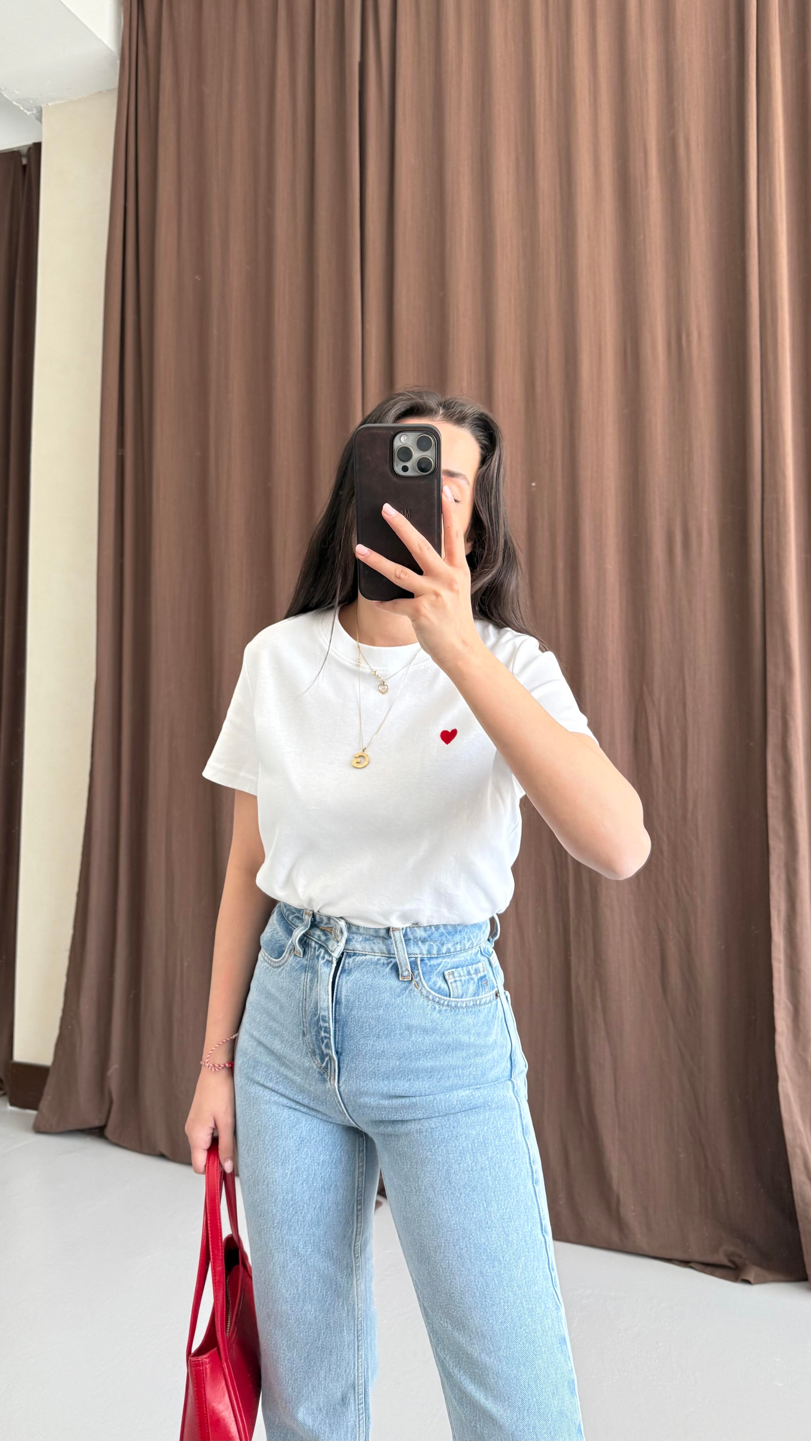 Kırmızı Kalp İşlemeli Basıc Beyaz Tişört