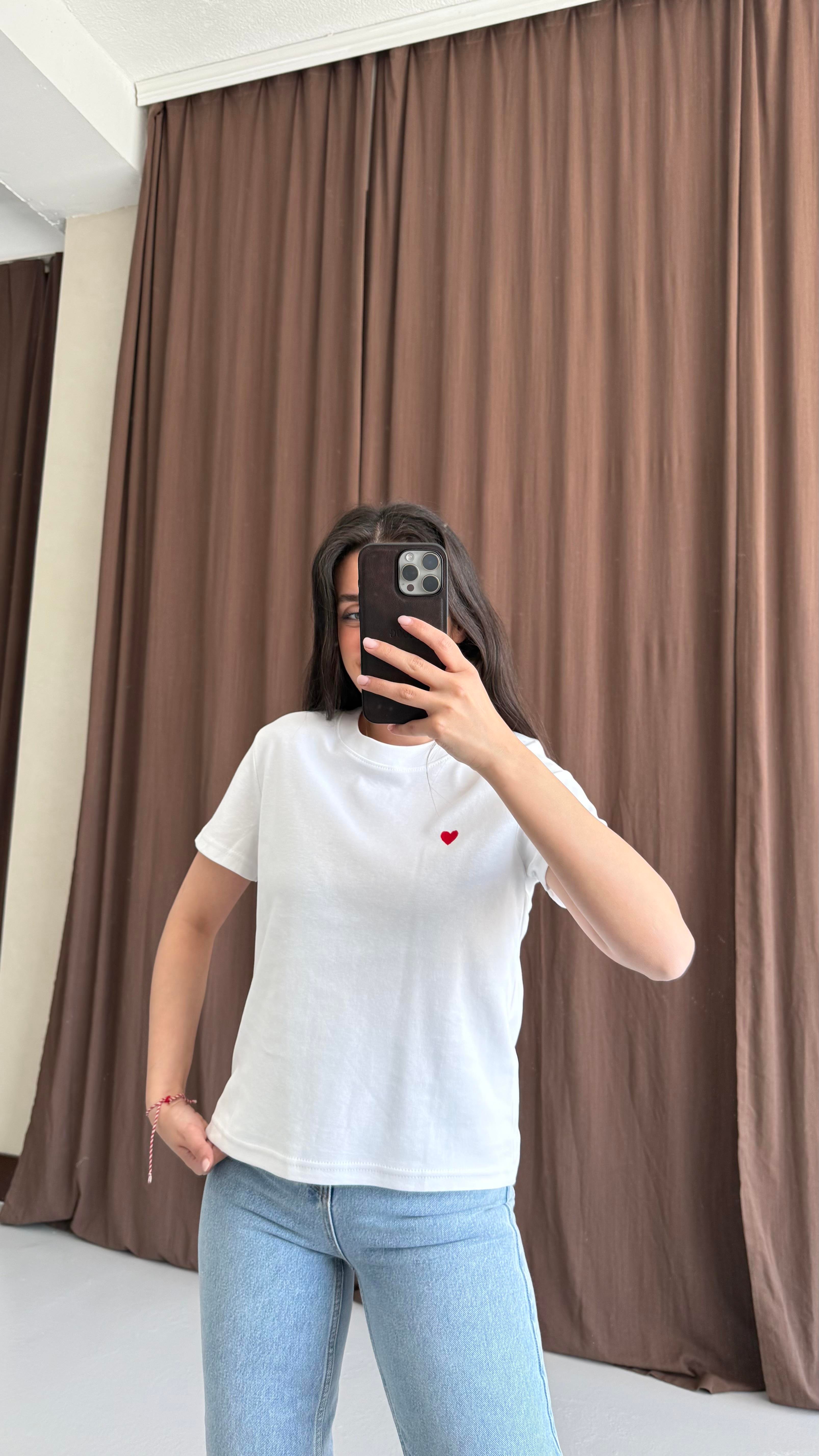 Kırmızı Kalp İşlemeli Basıc Beyaz Tişört