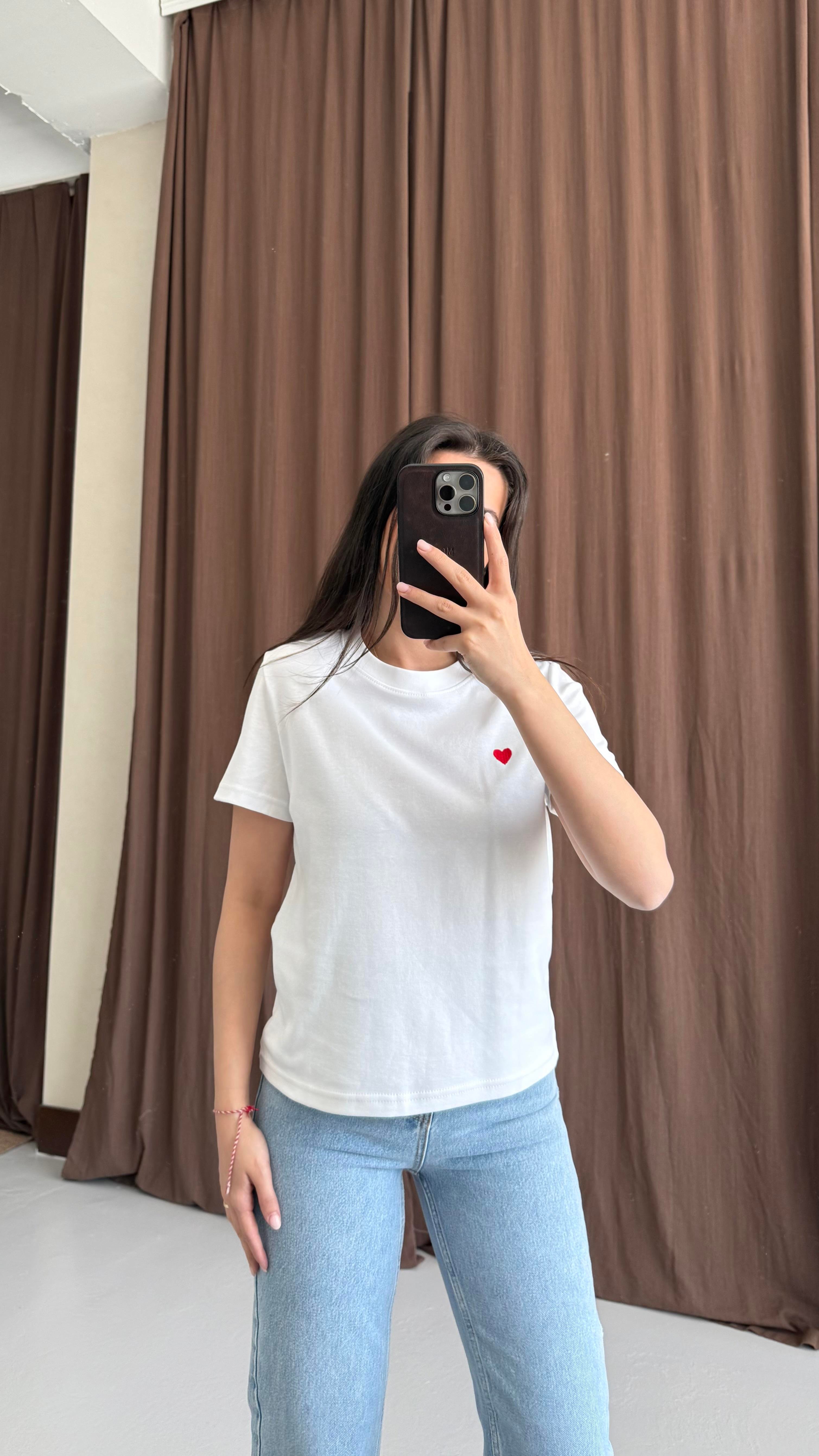 Kırmızı Kalp İşlemeli Basıc Beyaz Tişört