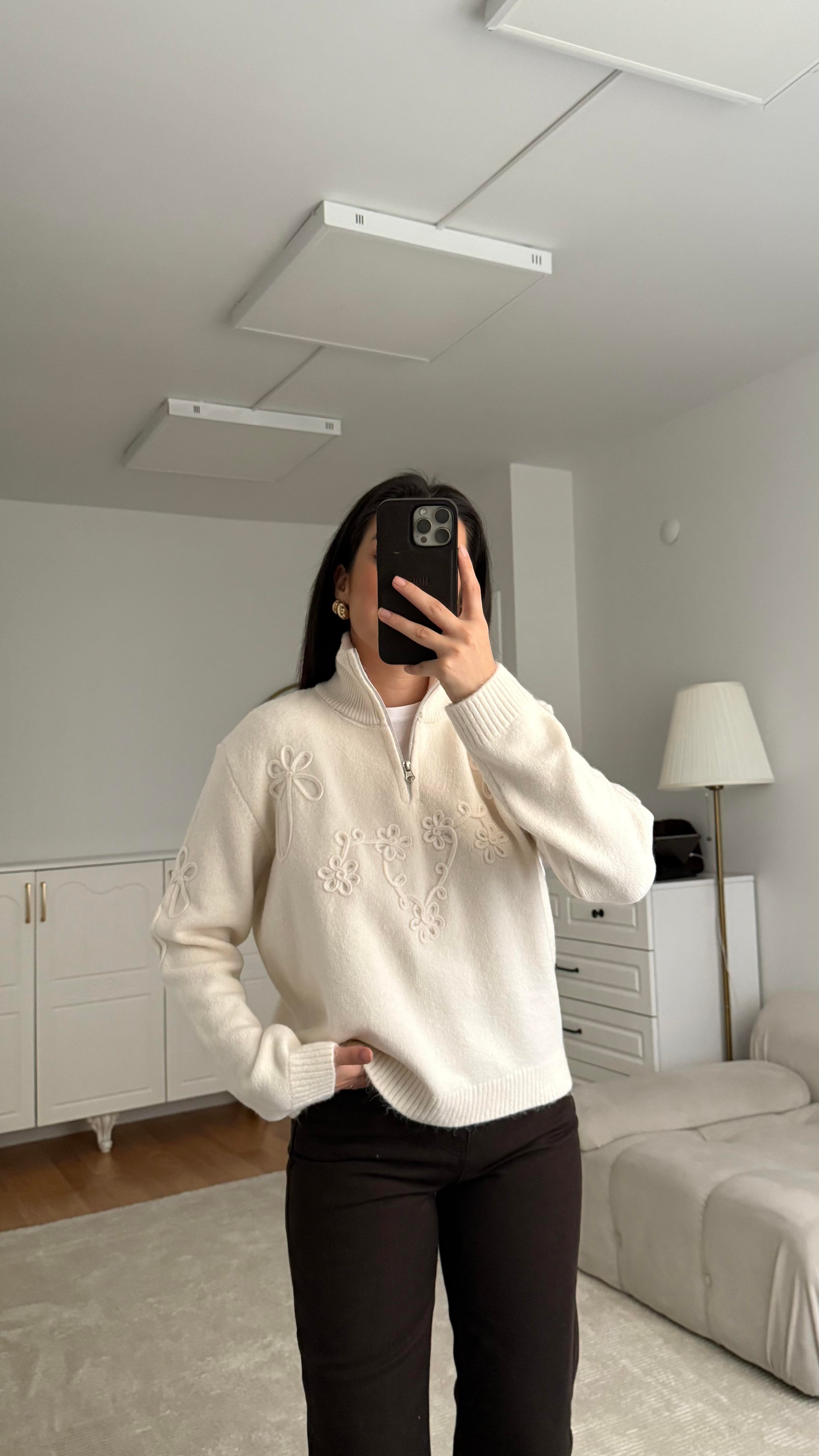 Krem Dik Yaka İşlemeli Kazak