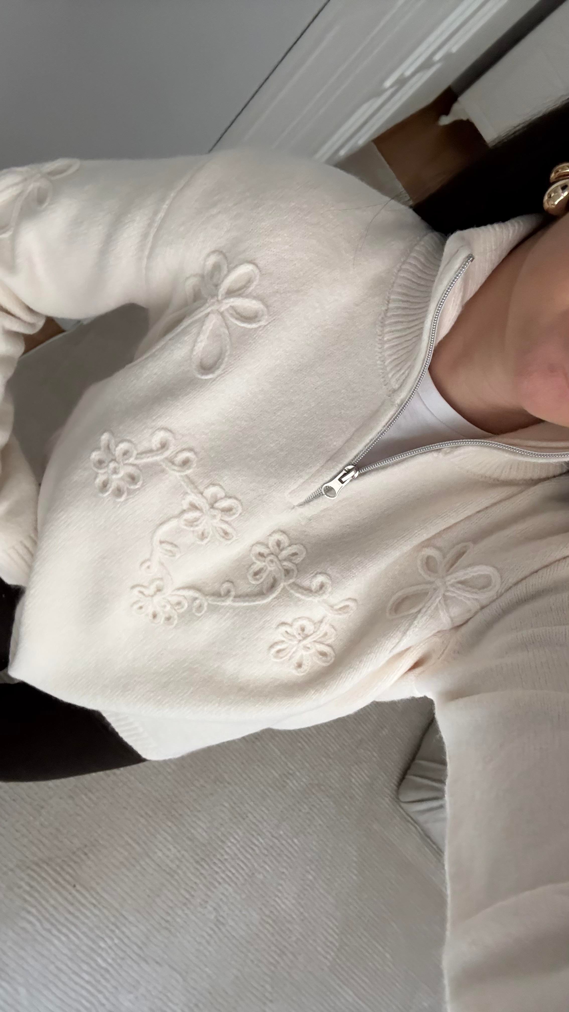 Krem Dik Yaka İşlemeli Kazak