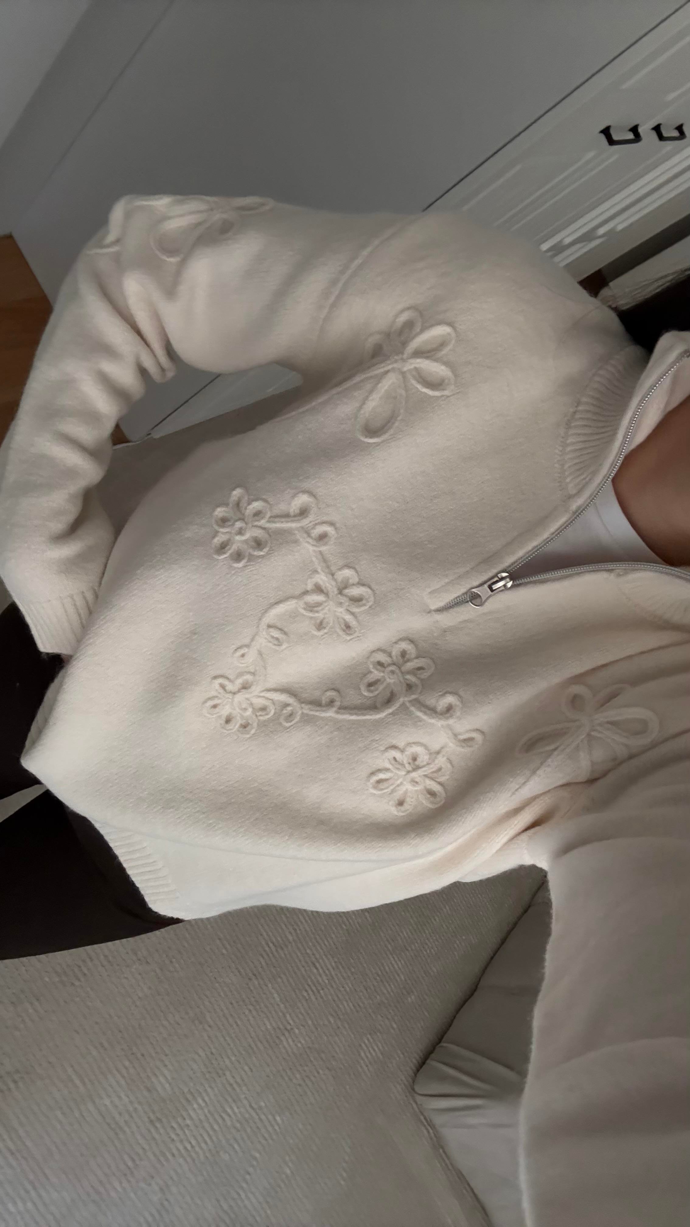 Krem Dik Yaka İşlemeli Kazak