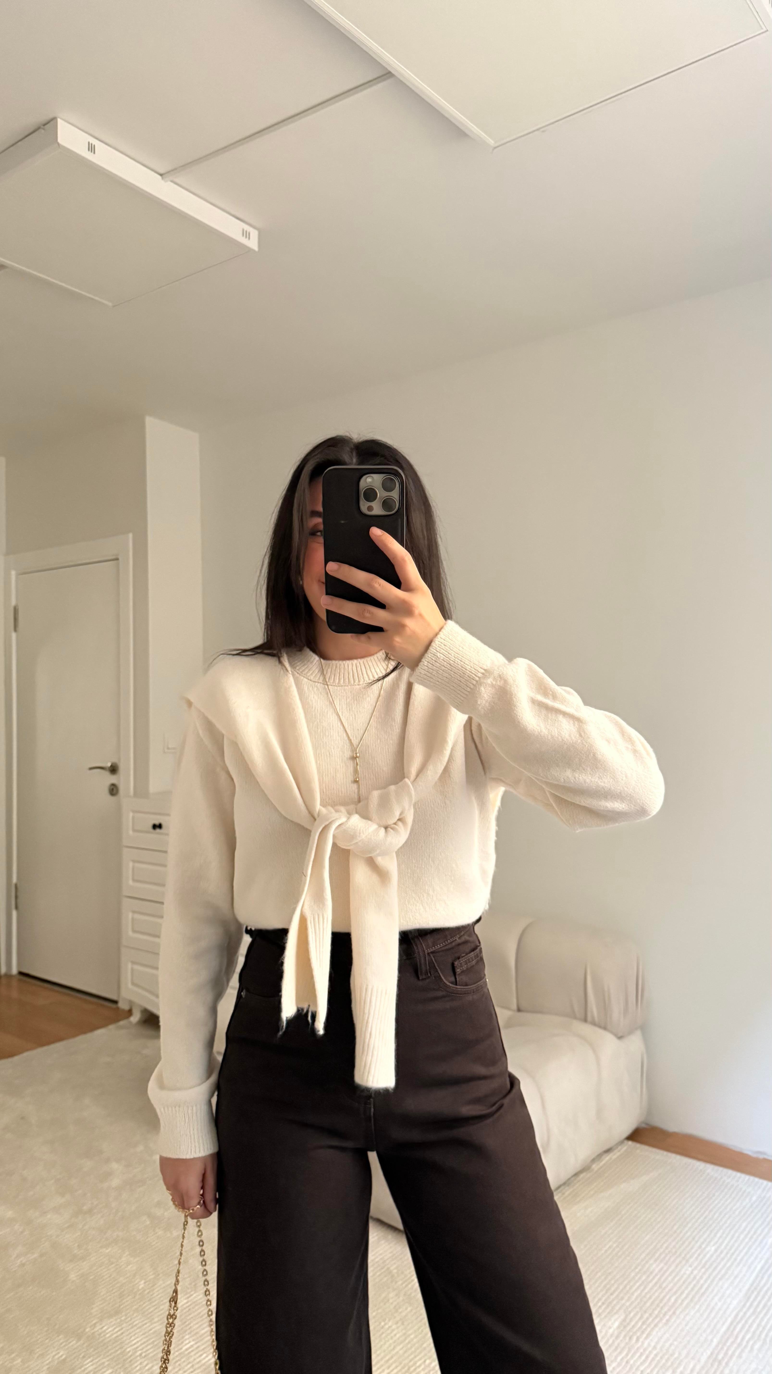 Krem Omuzdan Kol Bağlamalı Basıc Kazak