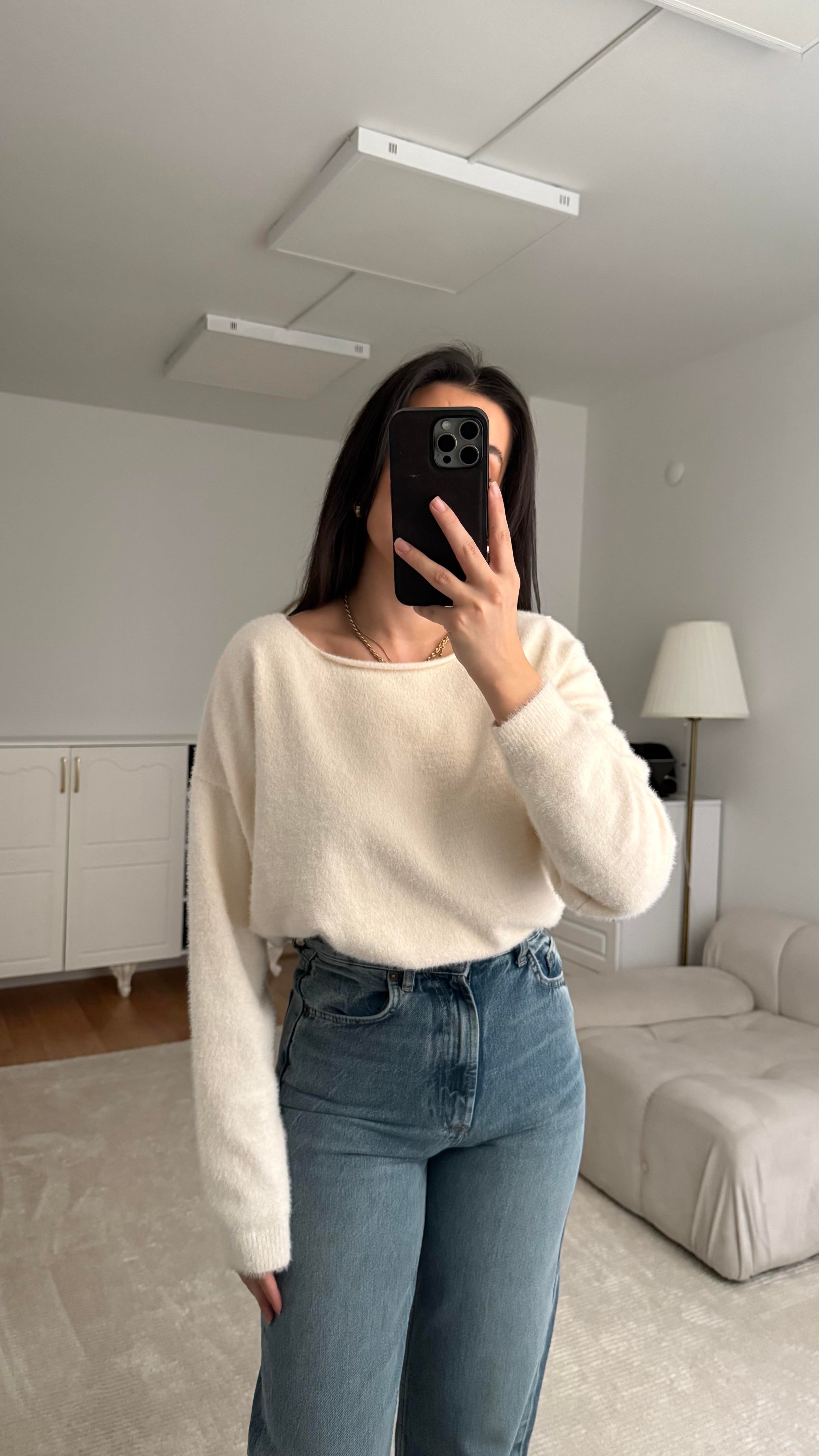 Krem Sakallı Örme Geniş Yaka Kazak