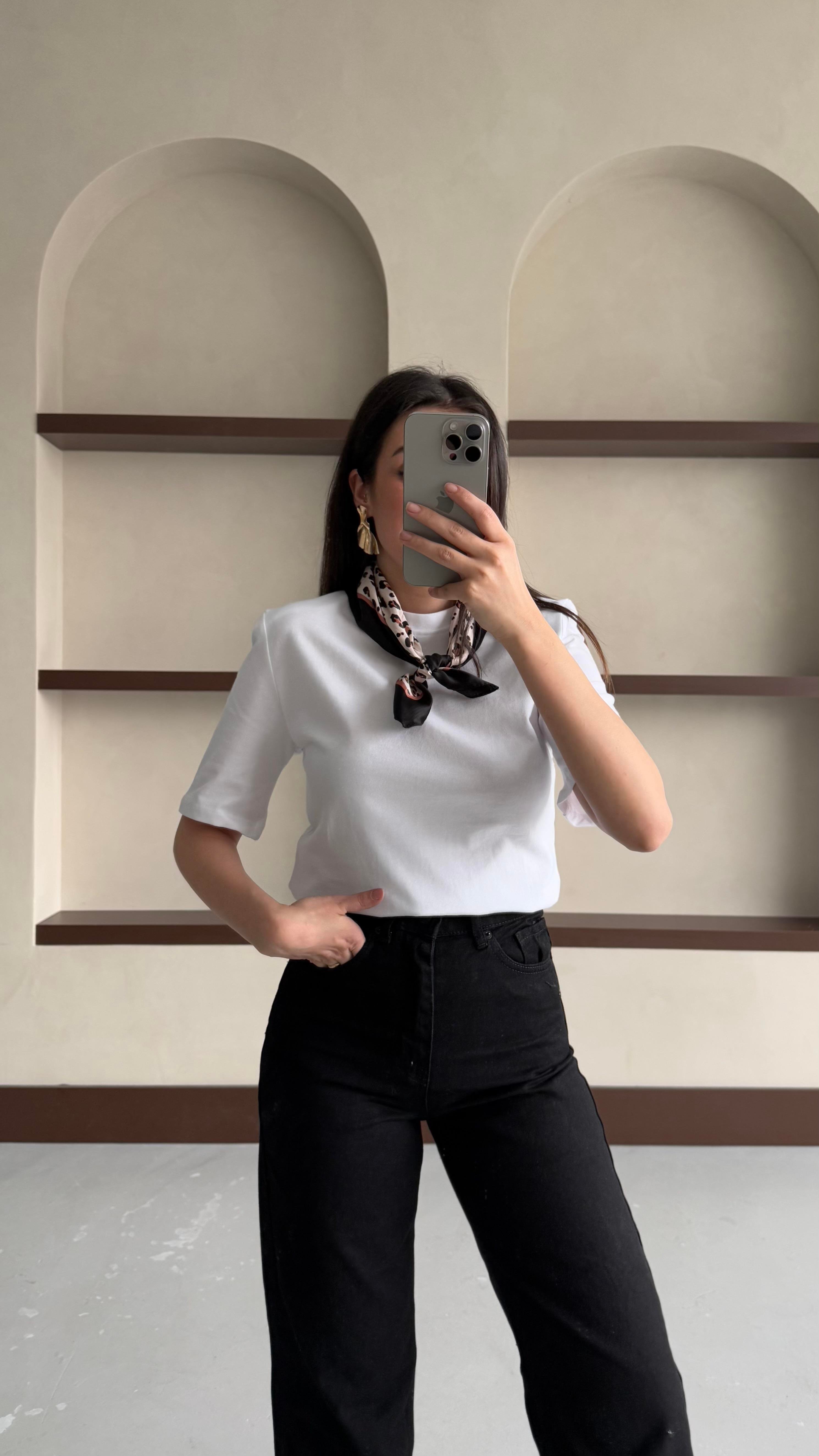 Mad Beyaz Vatkalı Basıc Tişört