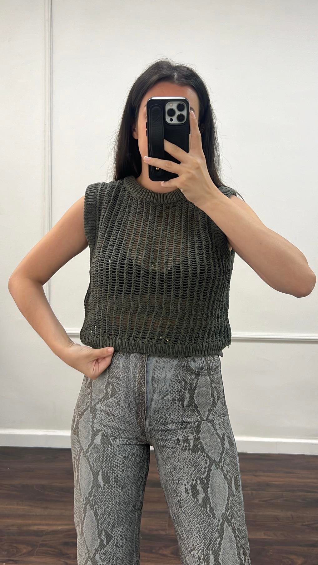 Marka Haki Ajurlu Örme Yelek