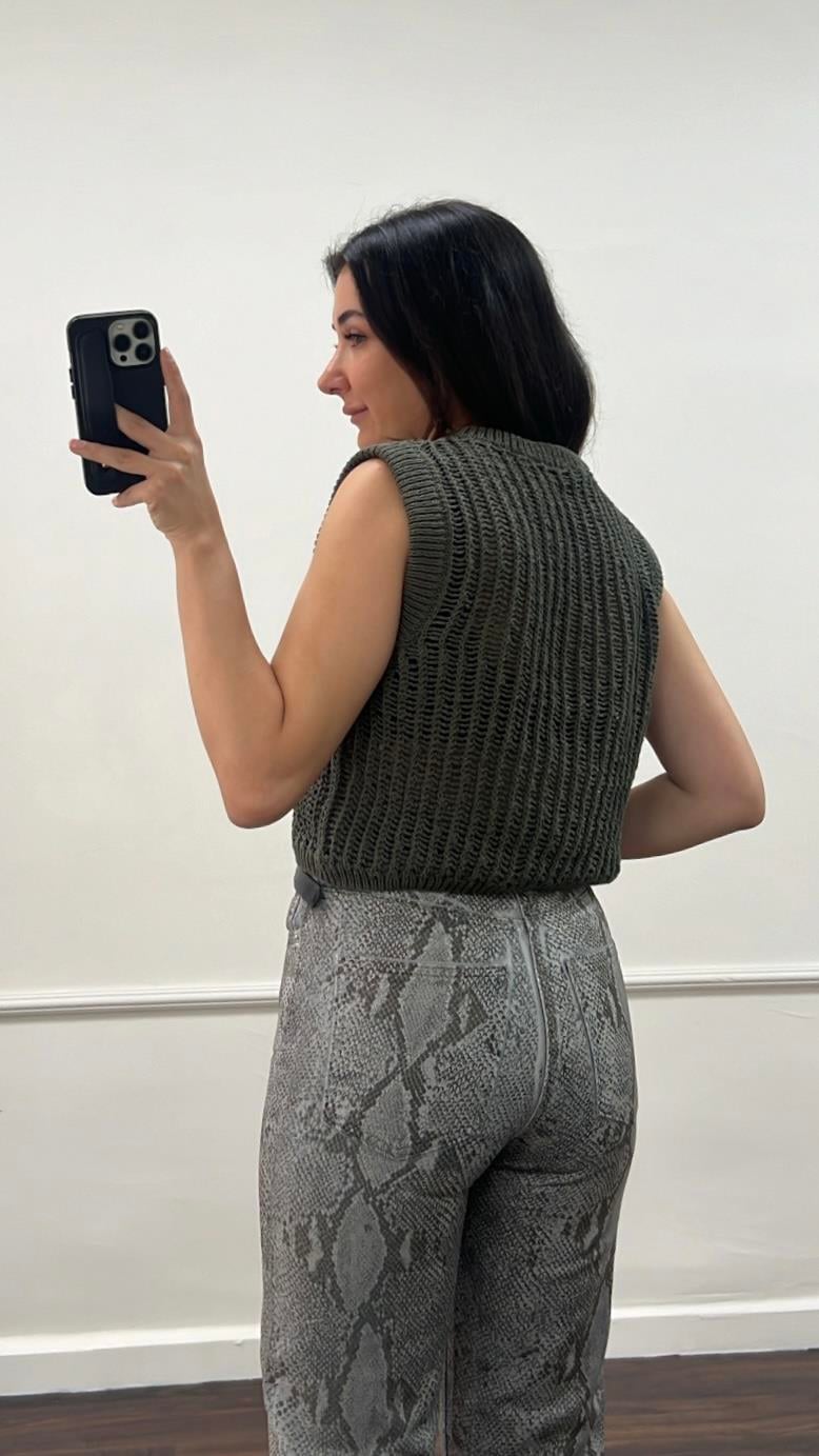 Marka Haki Ajurlu Örme Yelek