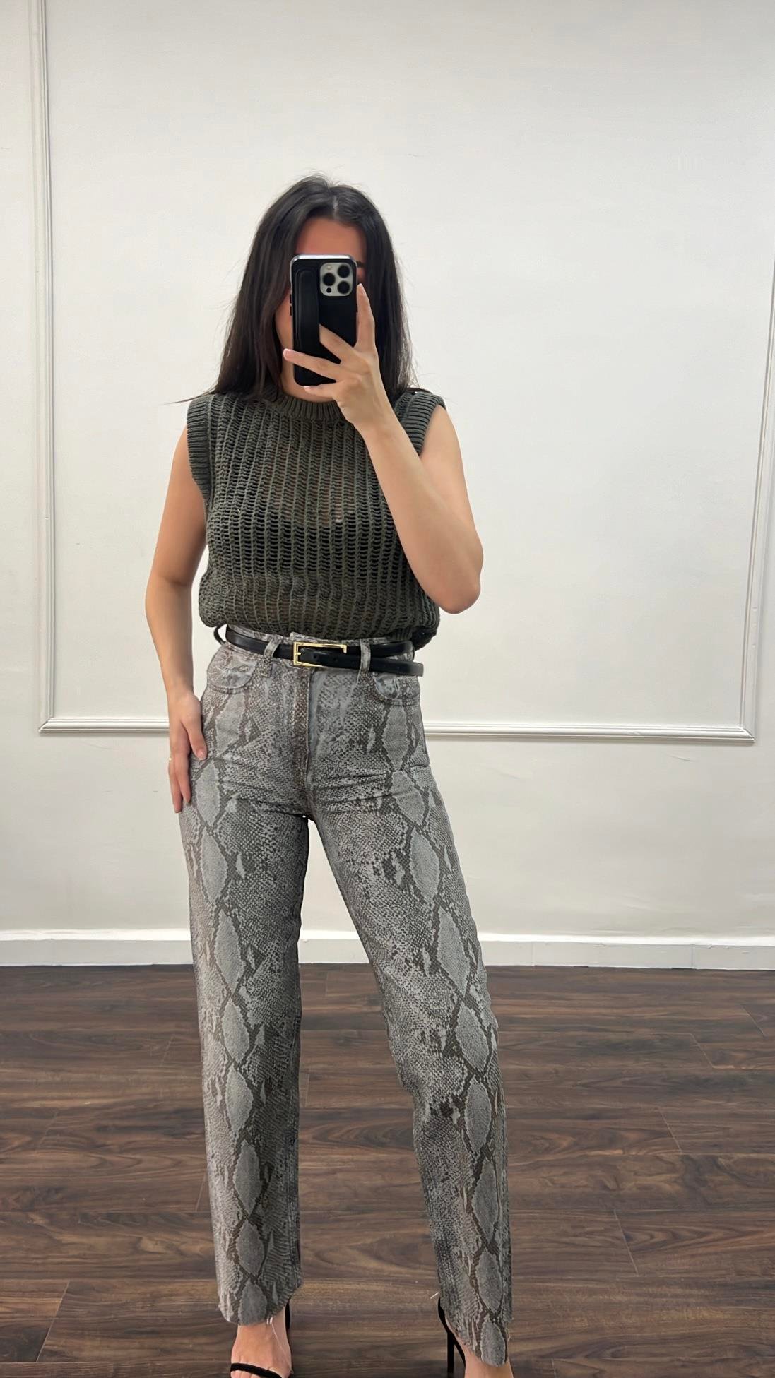 Marka Haki Ajurlu Örme Yelek