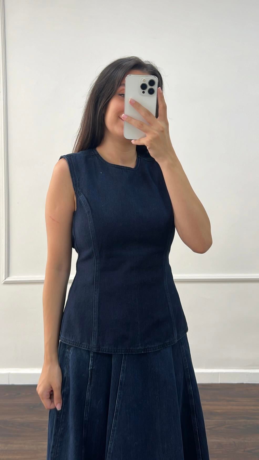 Marka Laci Sırt Dekolteli Denim Bluz 