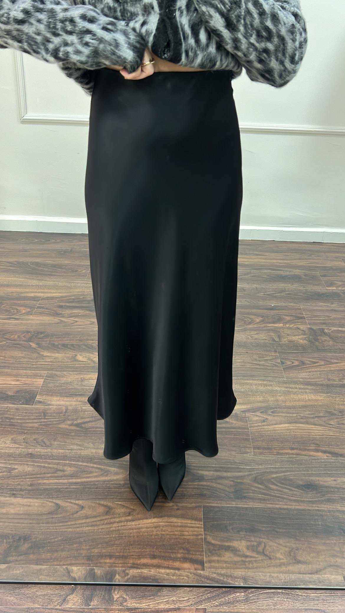 Marka Siyah Saten Etek