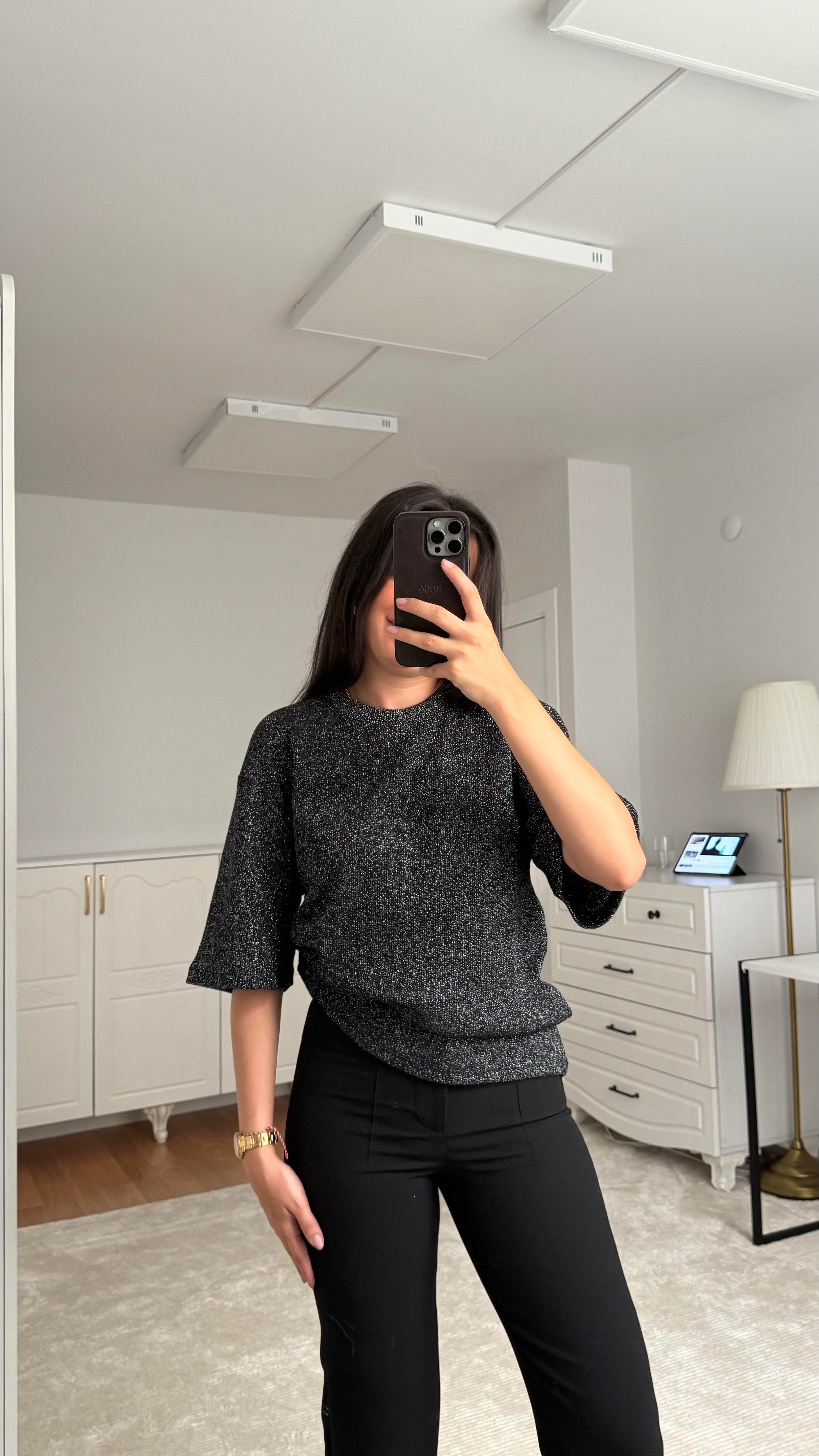 Marka Siyah Sim Detaylı Örme Tişört