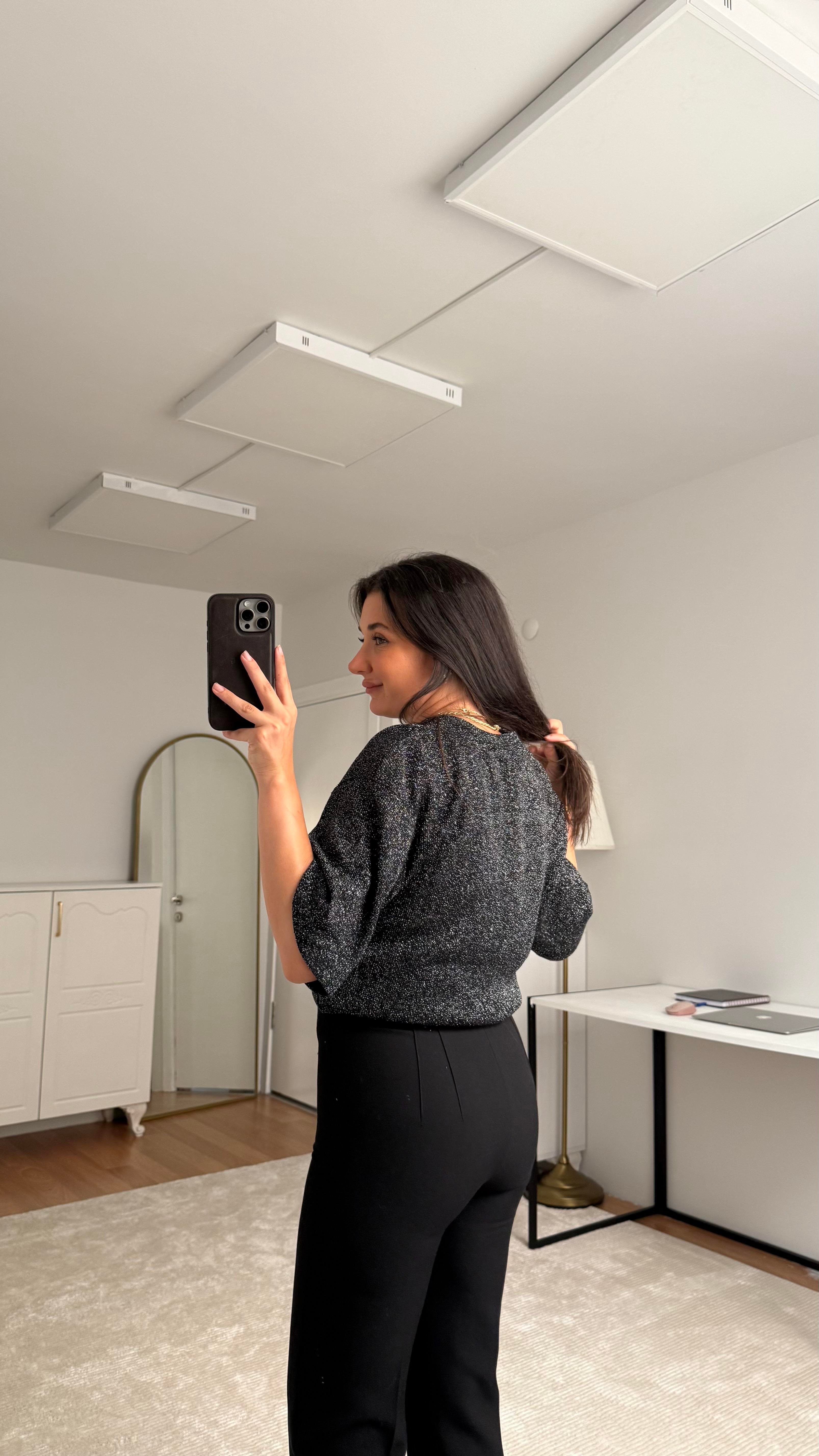 Marka Siyah Sim Detaylı Örme Tişört