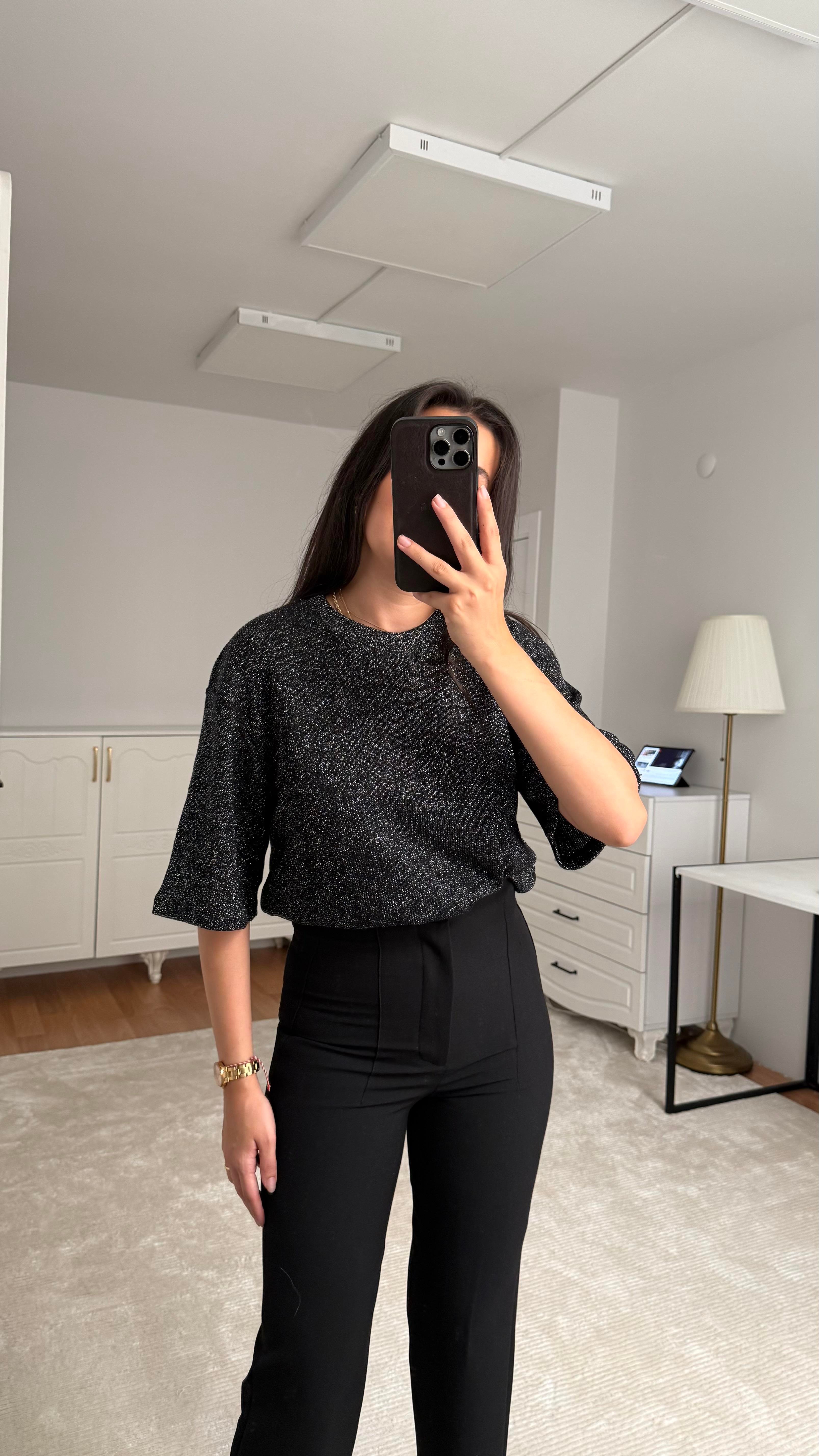 Marka Siyah Sim Detaylı Örme Tişört