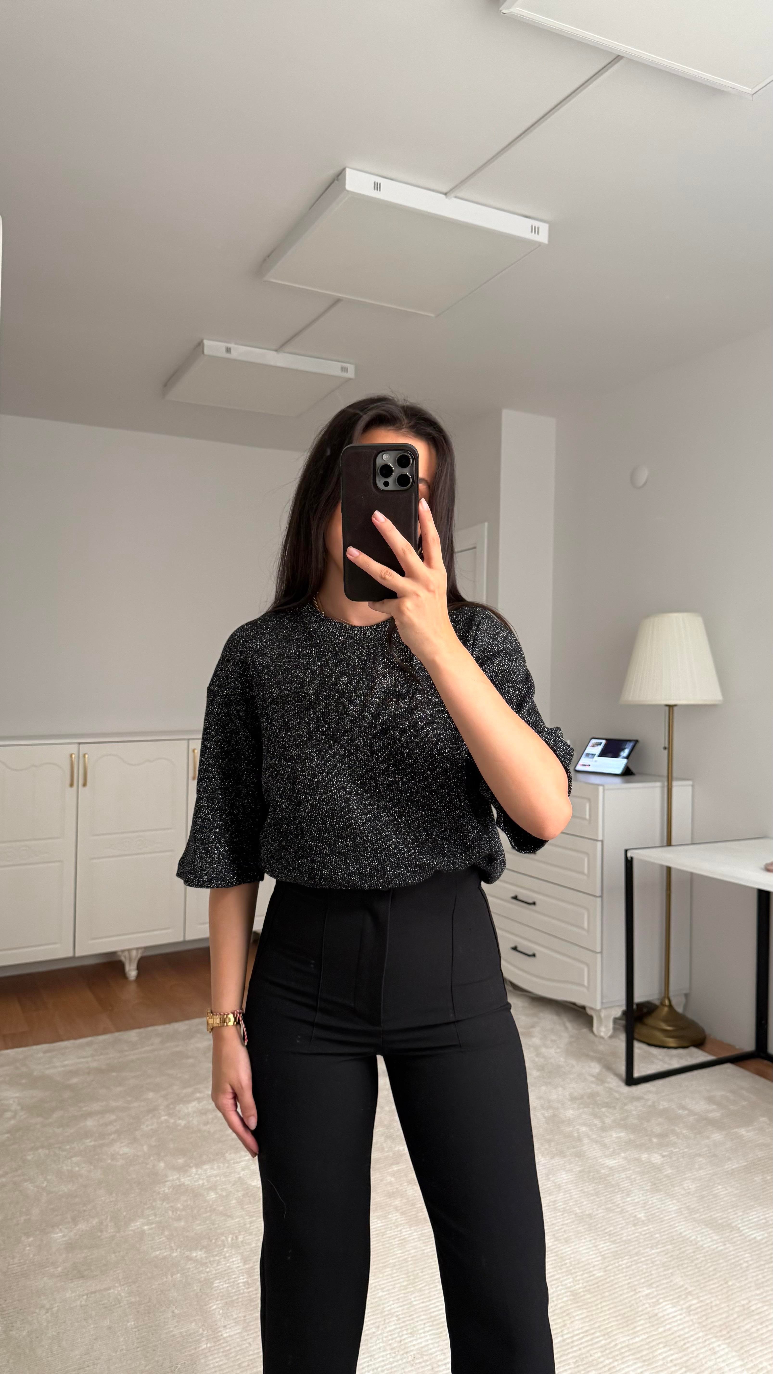 Marka Siyah Sim Detaylı Örme Tişört