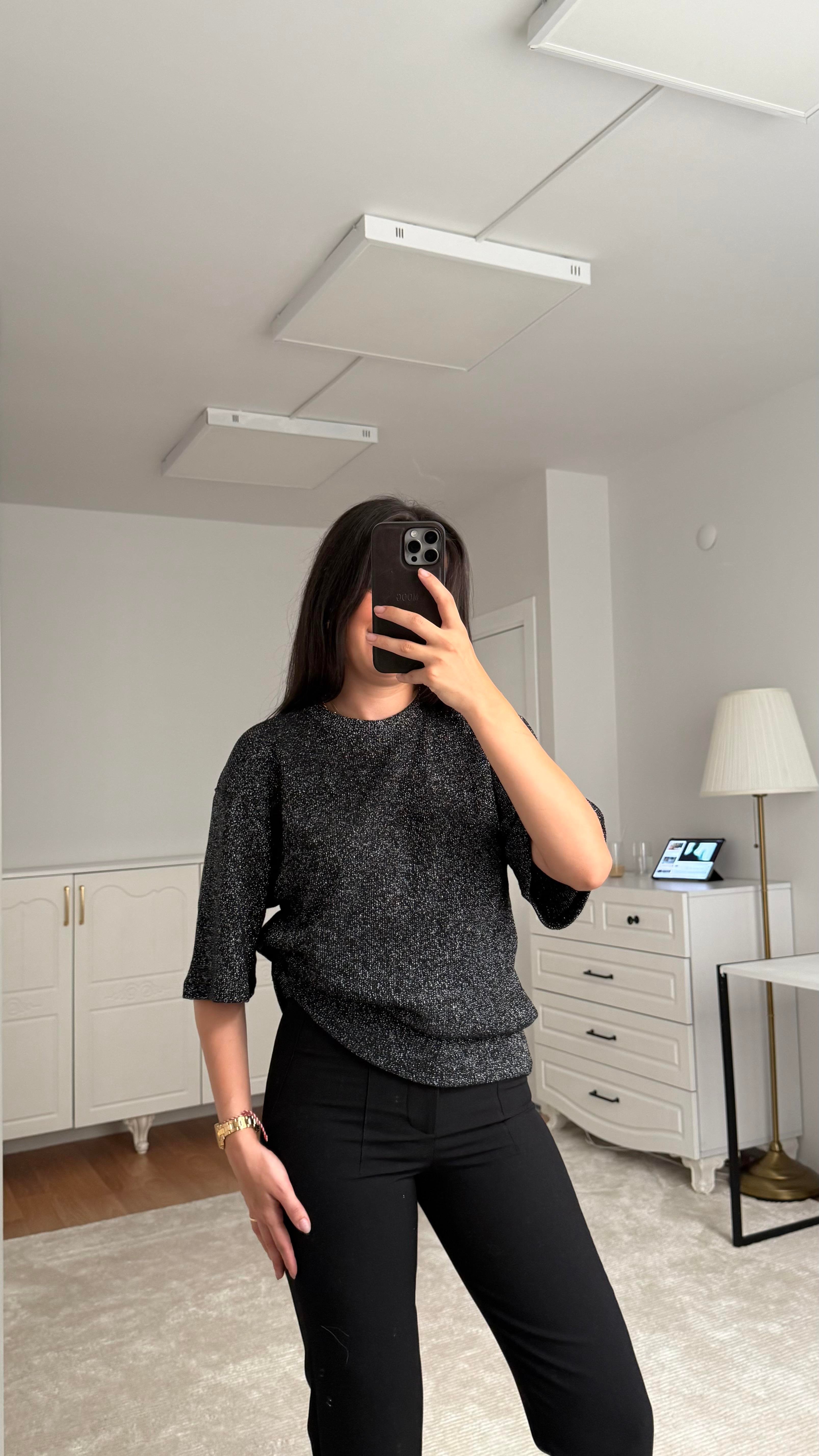 Marka Siyah Sim Detaylı Örme Tişört