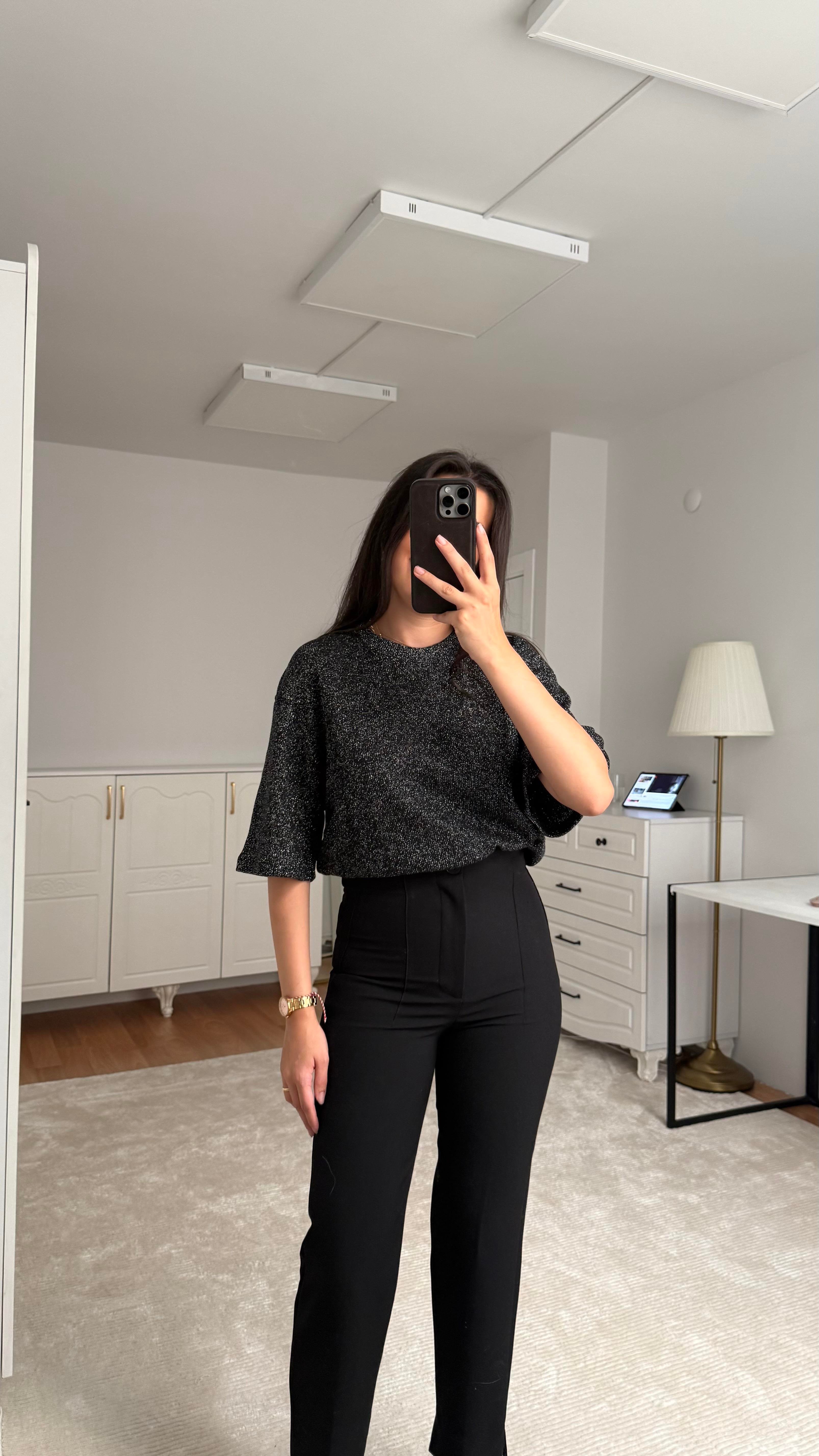 Marka Siyah Sim Detaylı Örme Tişört