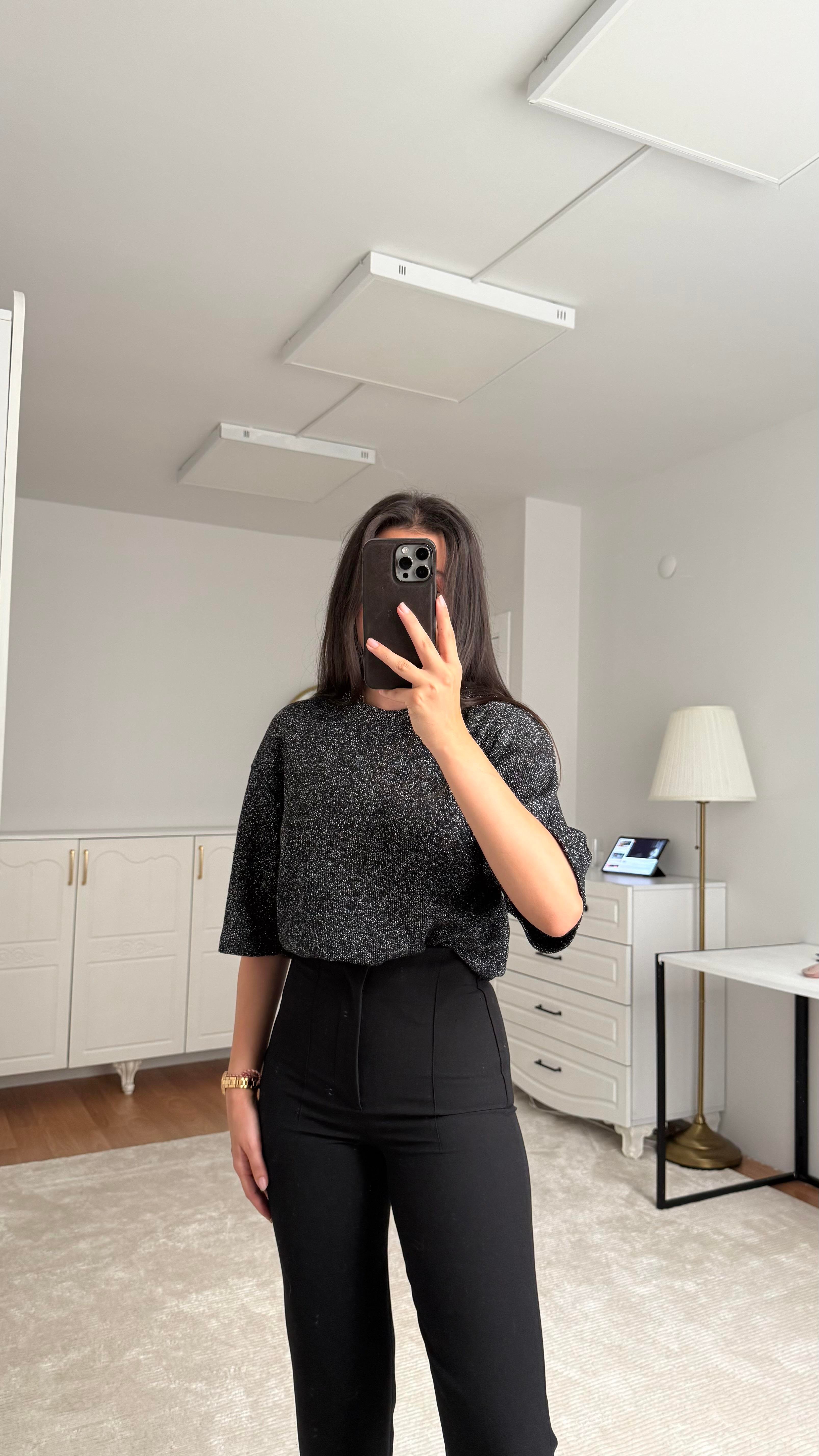 Marka Siyah Sim Detaylı Örme Tişört