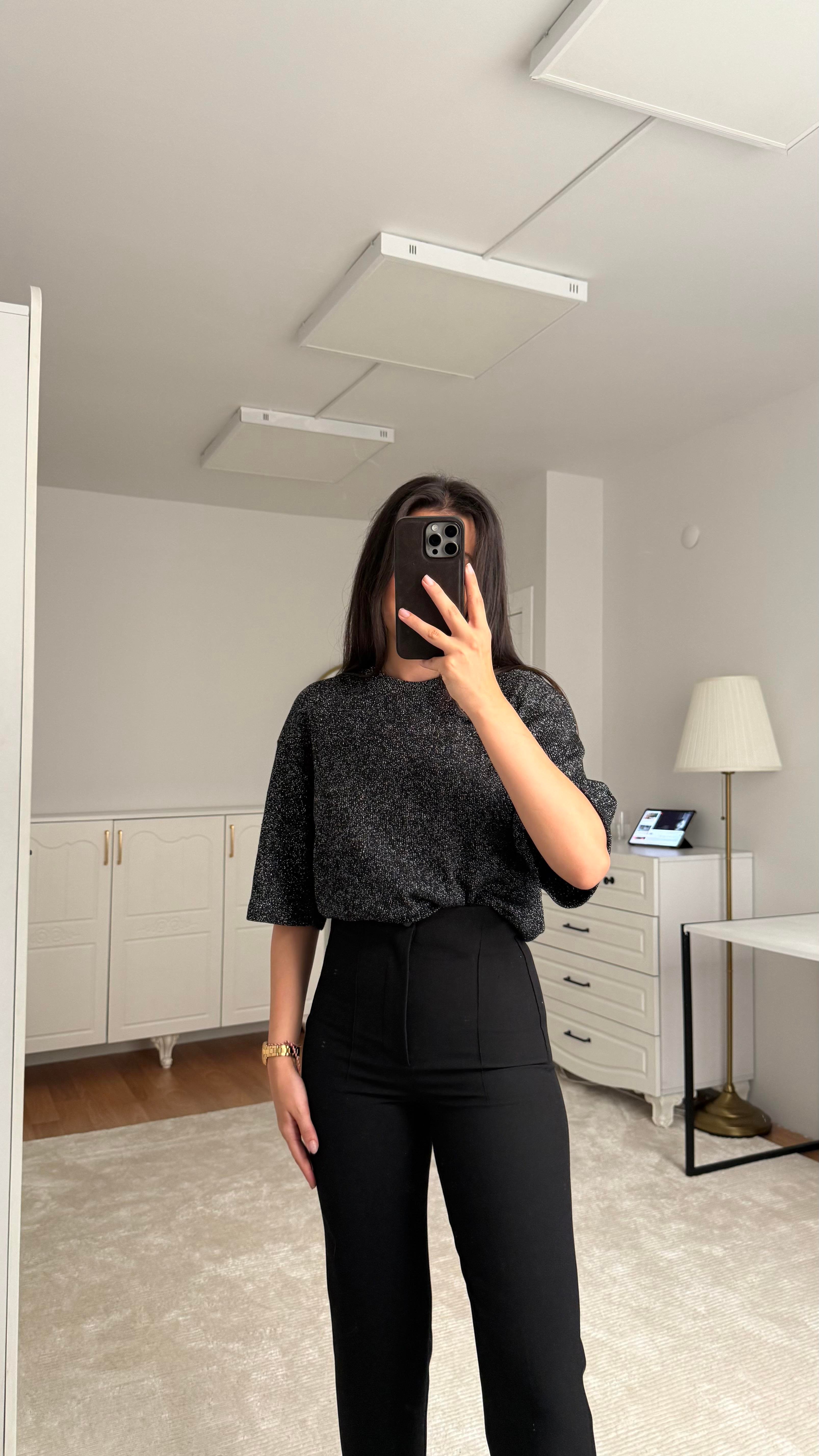 Marka Siyah Sim Detaylı Örme Tişört