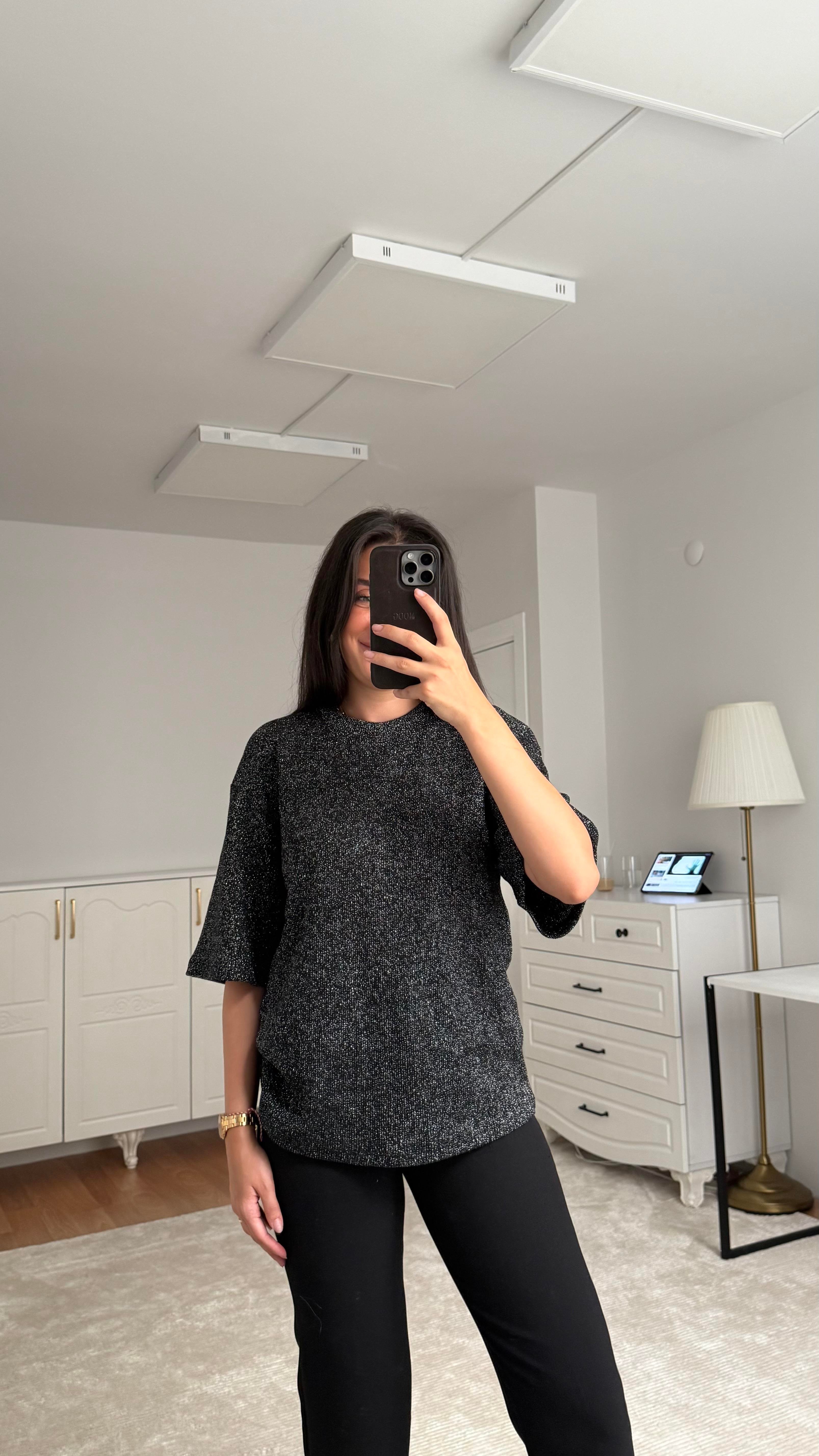 Marka Siyah Sim Detaylı Örme Tişört