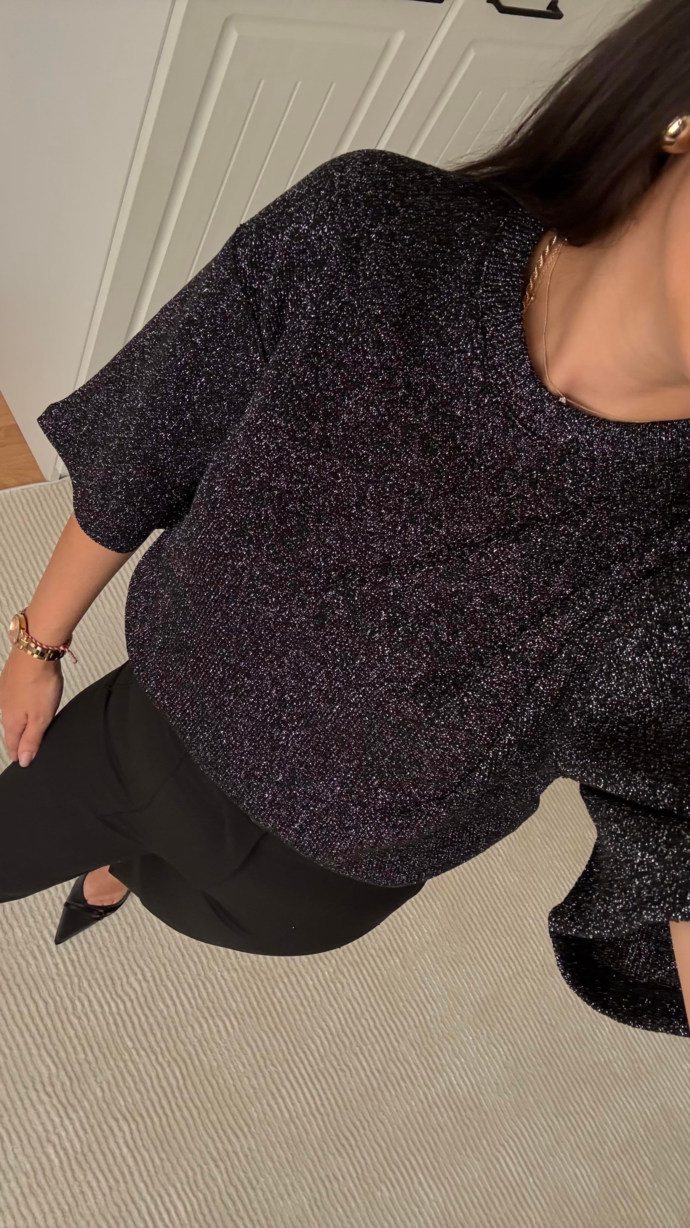 Marka Siyah Sim Detaylı Örme Tişört