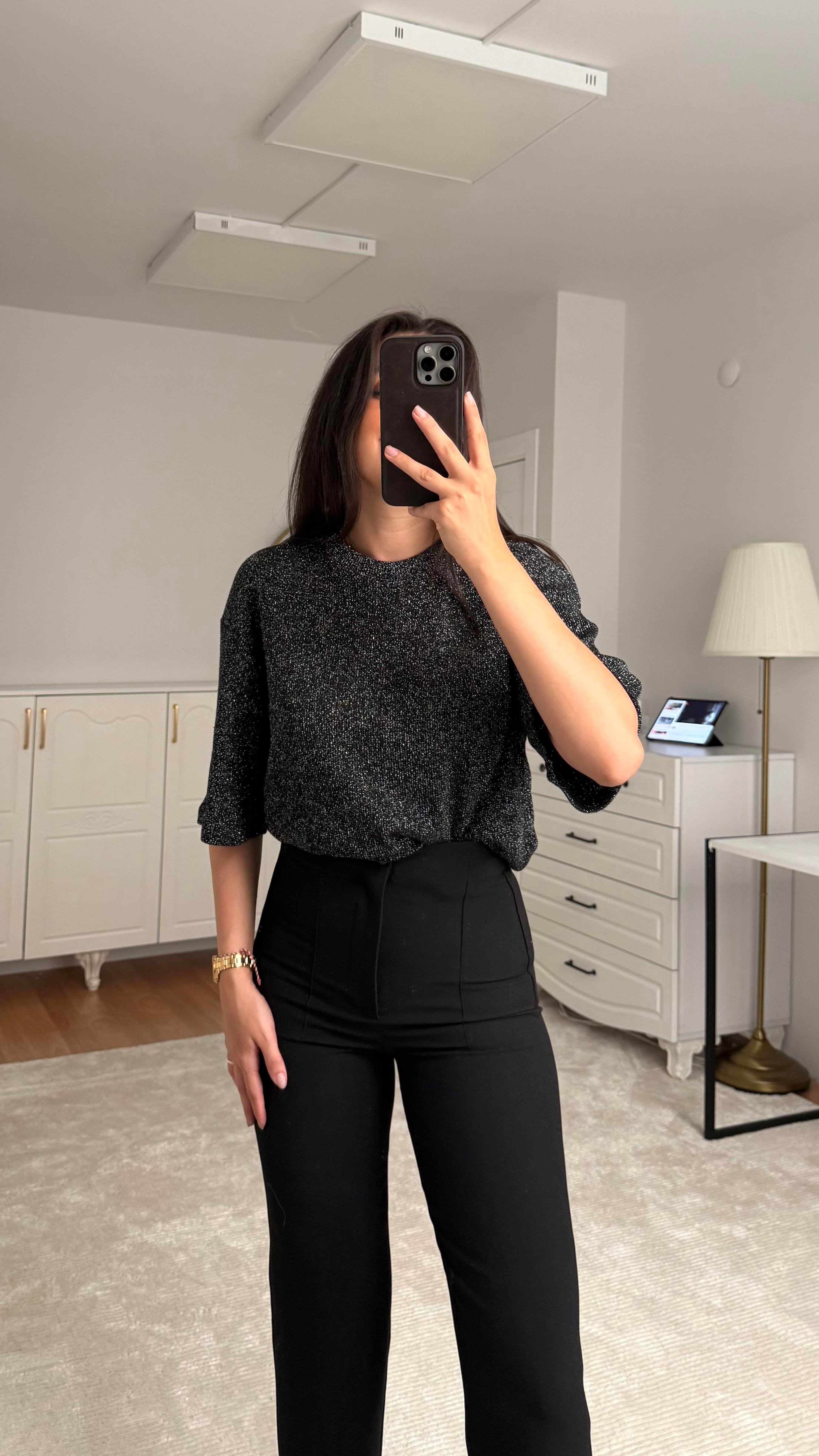 Marka Siyah Sim Detaylı Örme Tişört