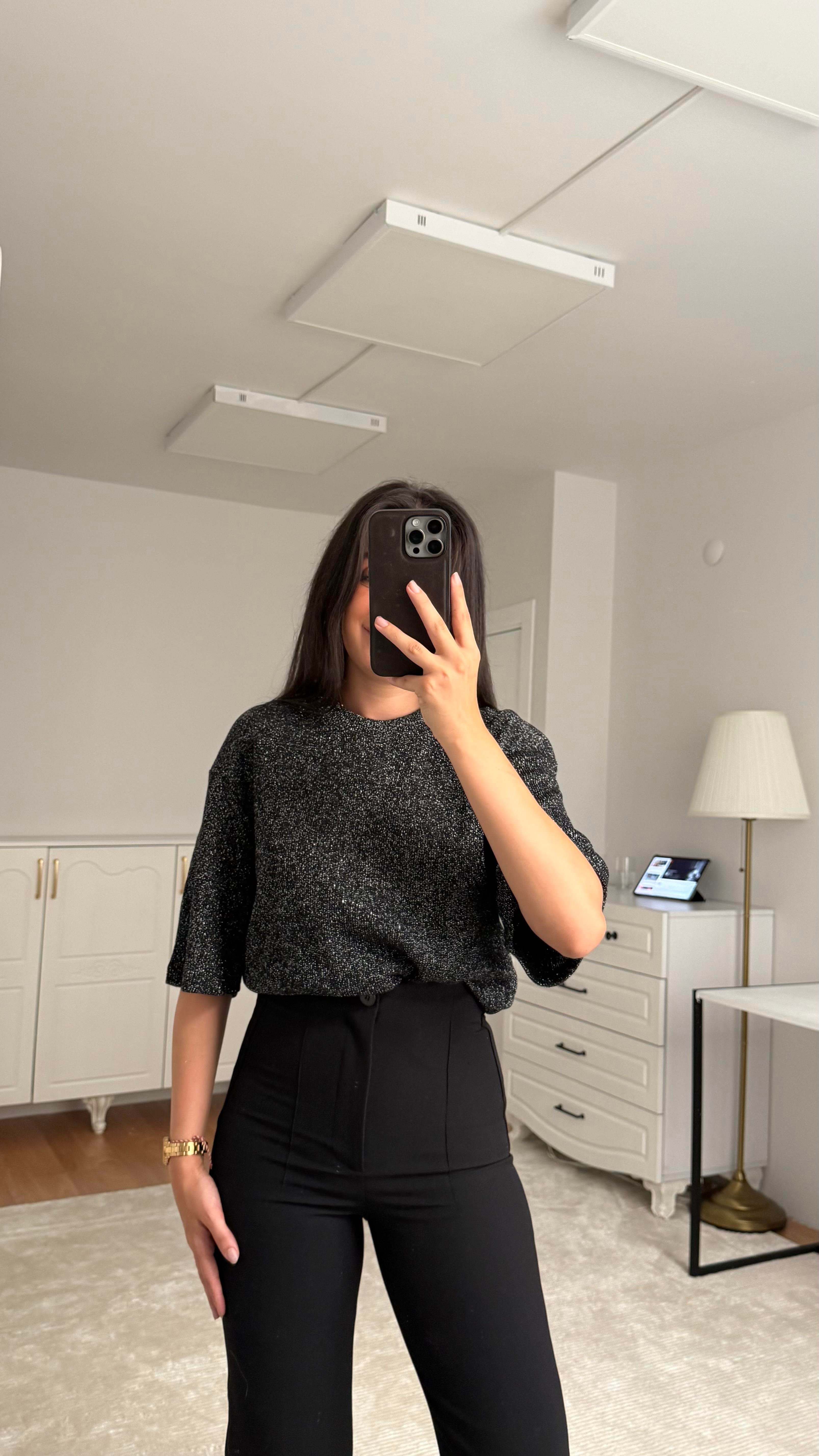 Marka Siyah Sim Detaylı Örme Tişört