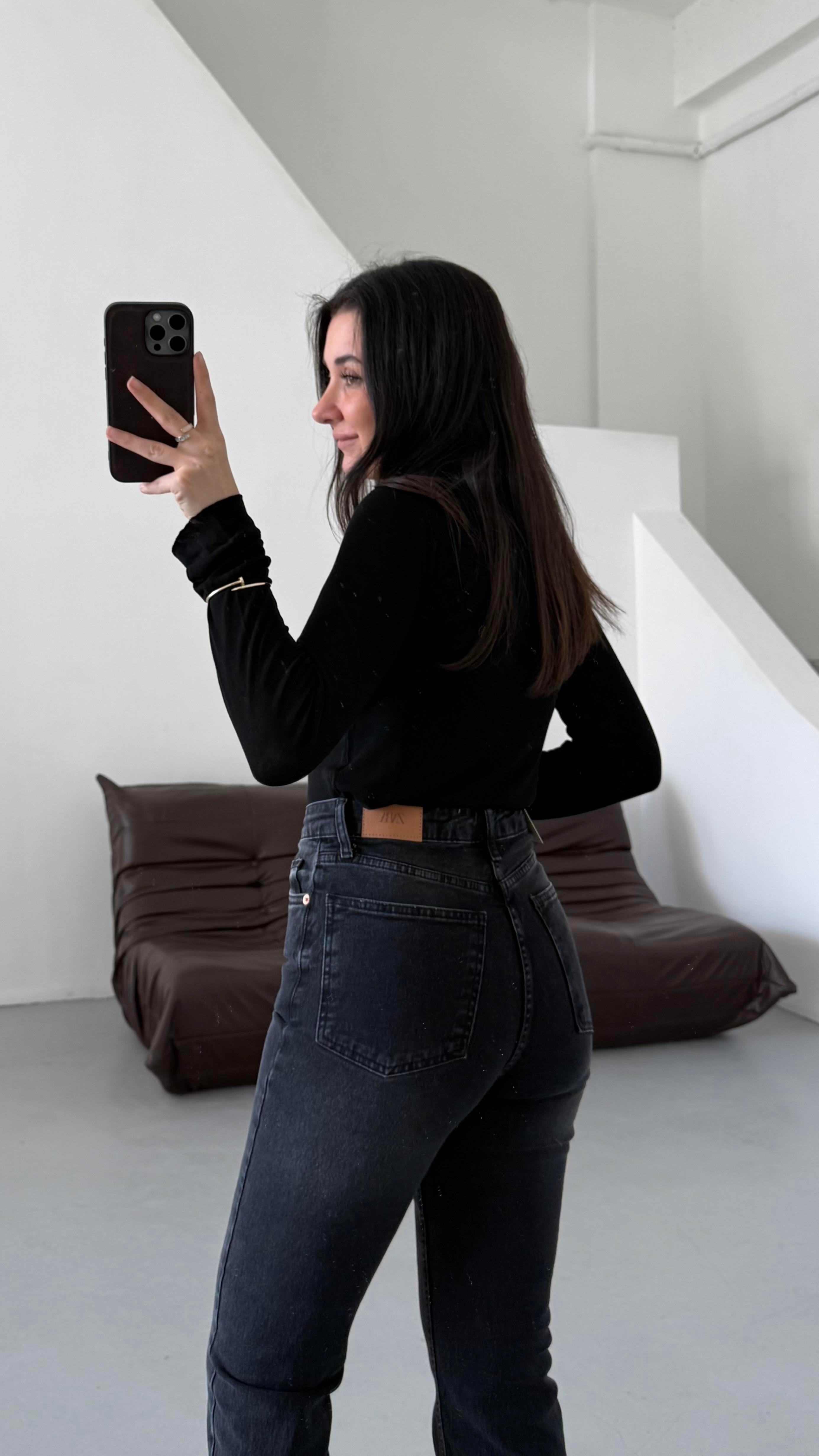 Marka Siyah Straight Fıt Jean