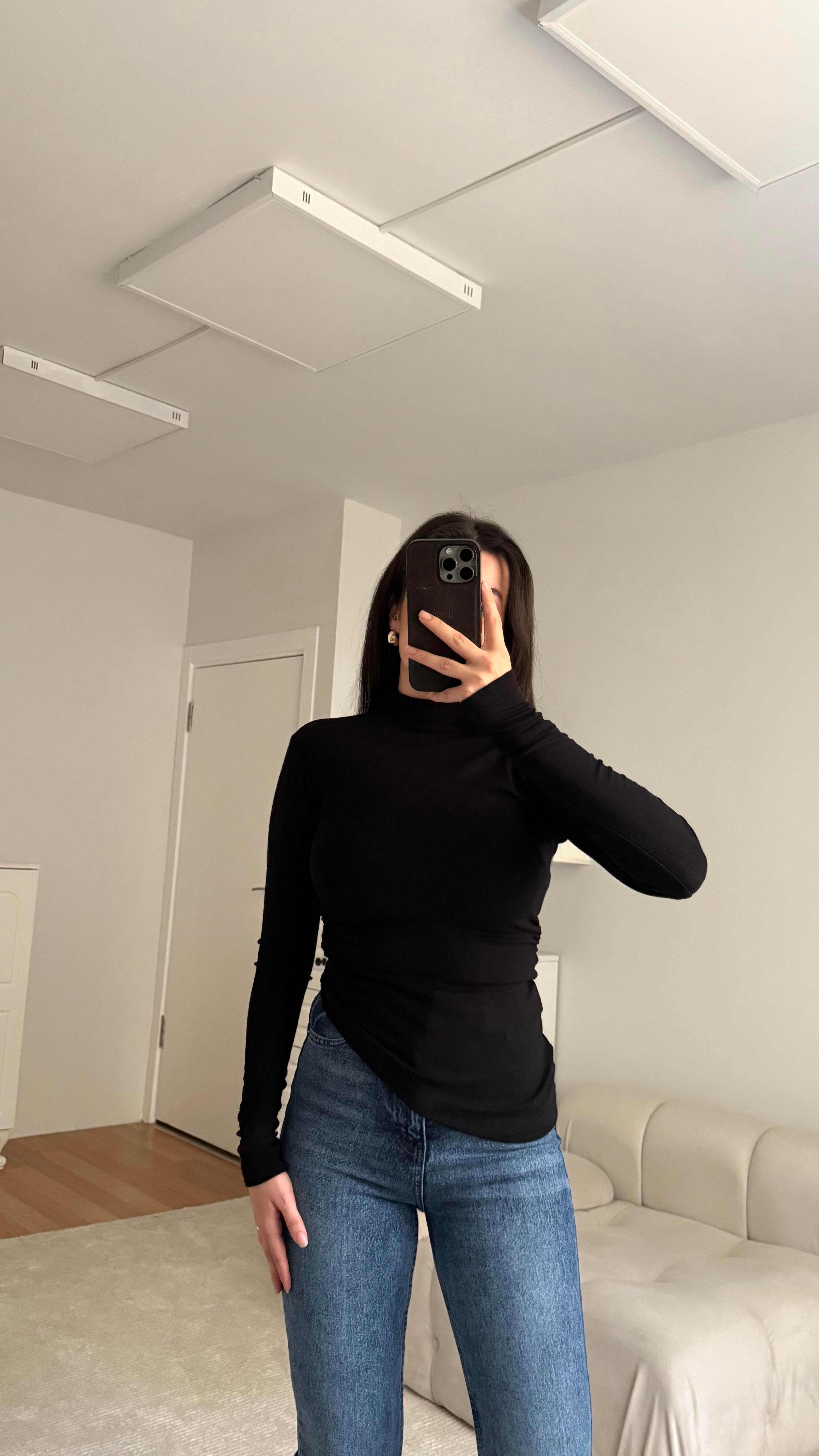 Siyah Dik Yaka Drapeli Bluz