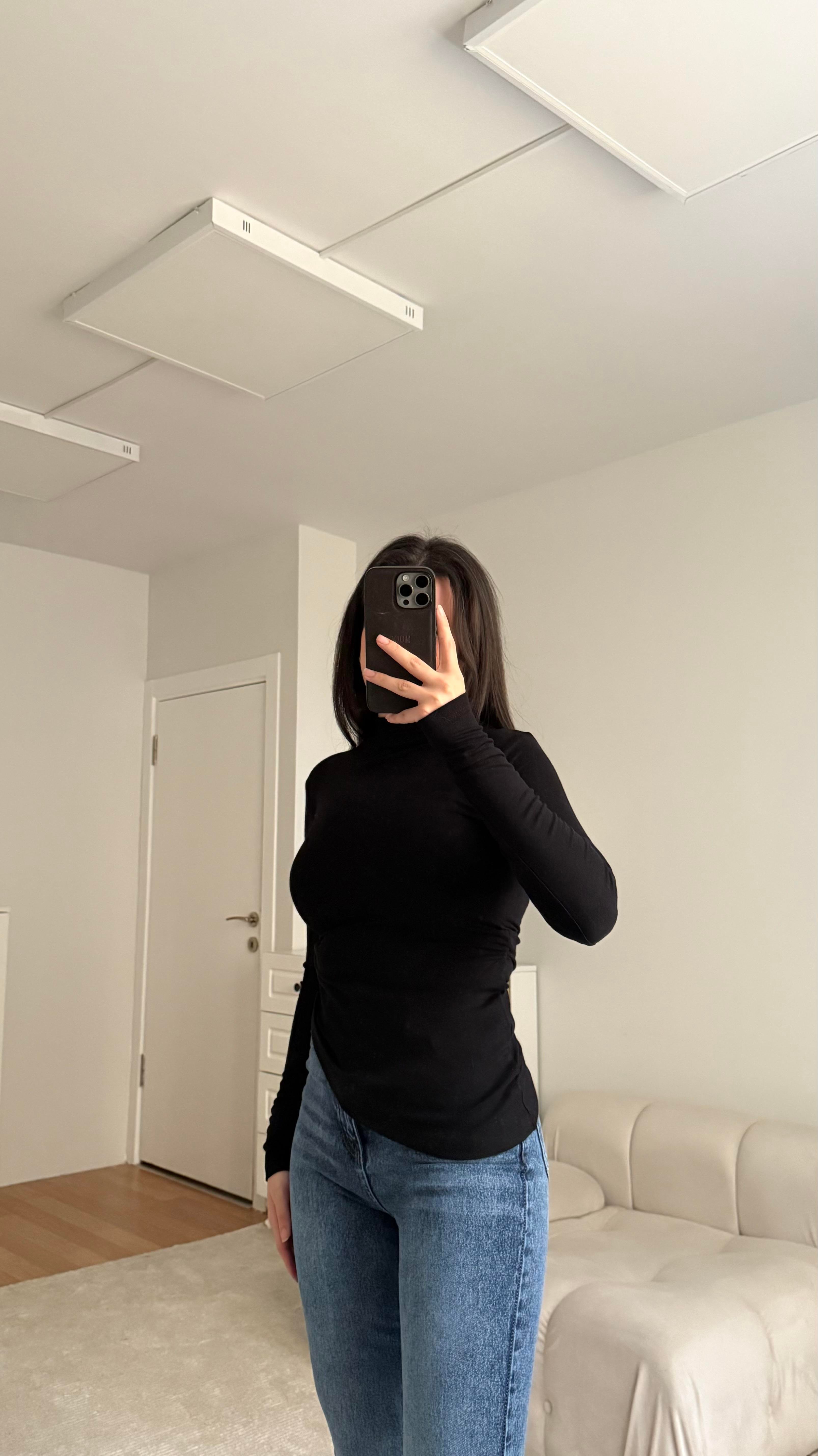 Siyah Dik Yaka Drapeli Bluz