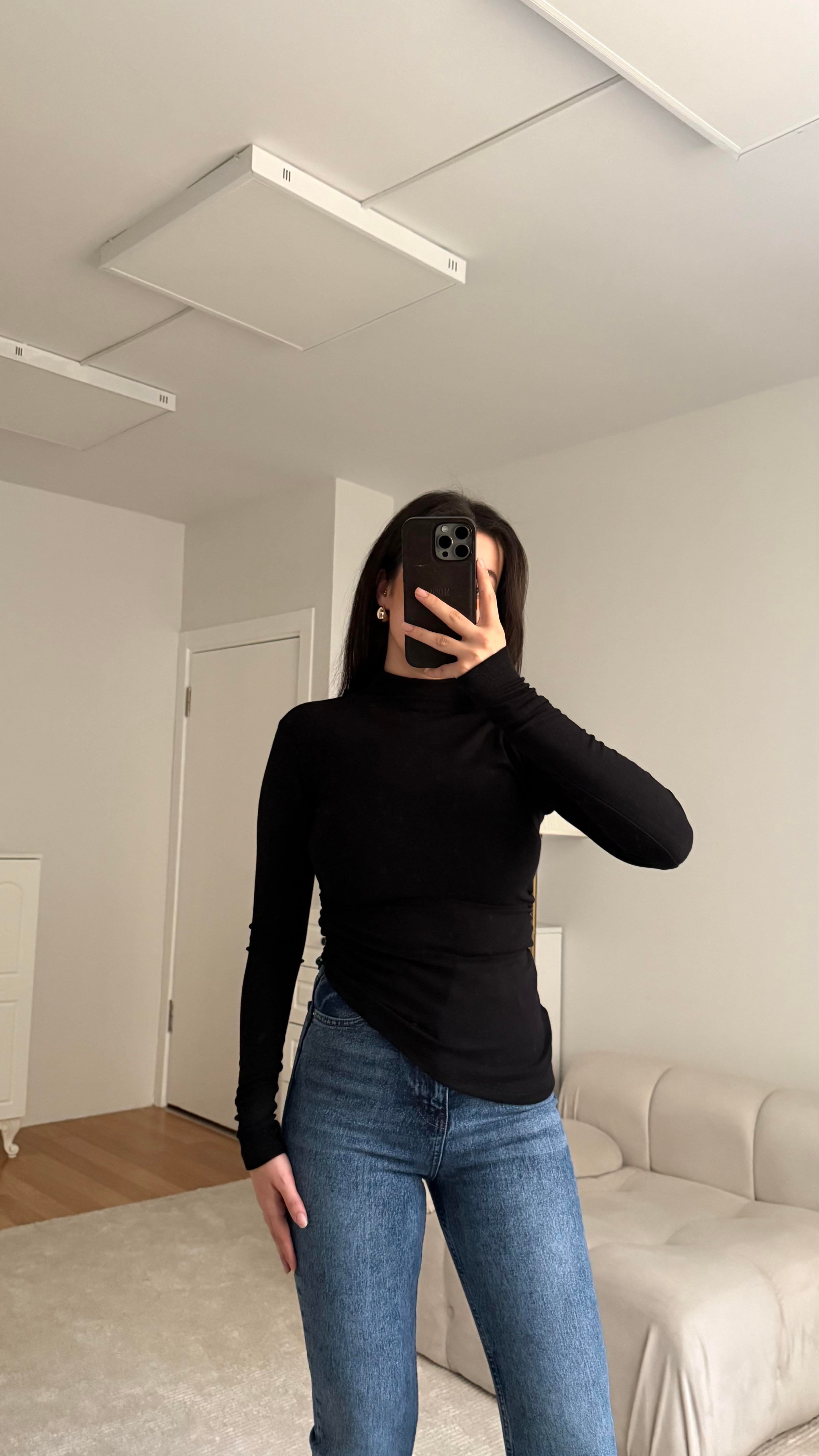 Siyah Dik Yaka Drapeli Bluz