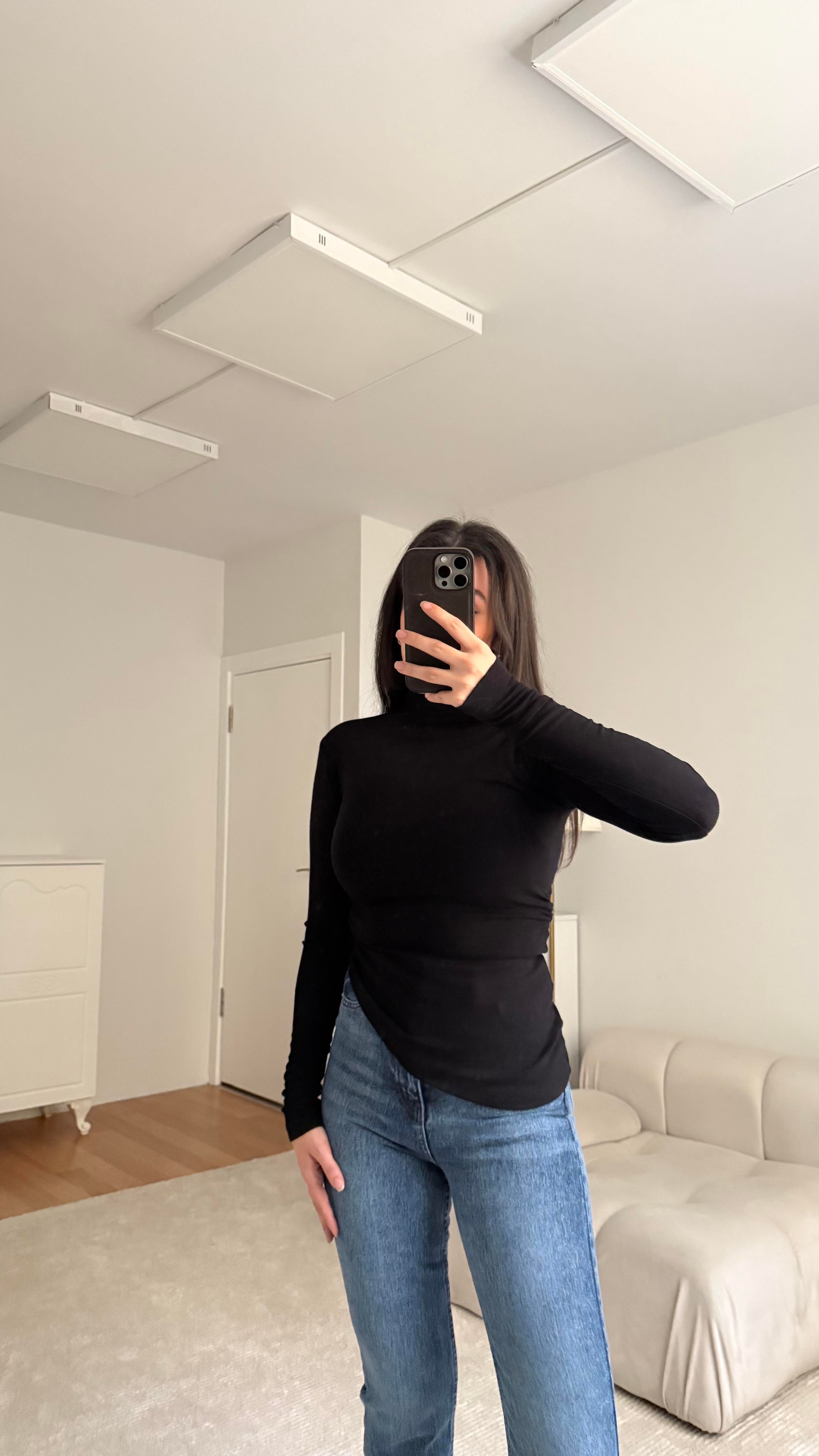 Siyah Dik Yaka Drapeli Bluz