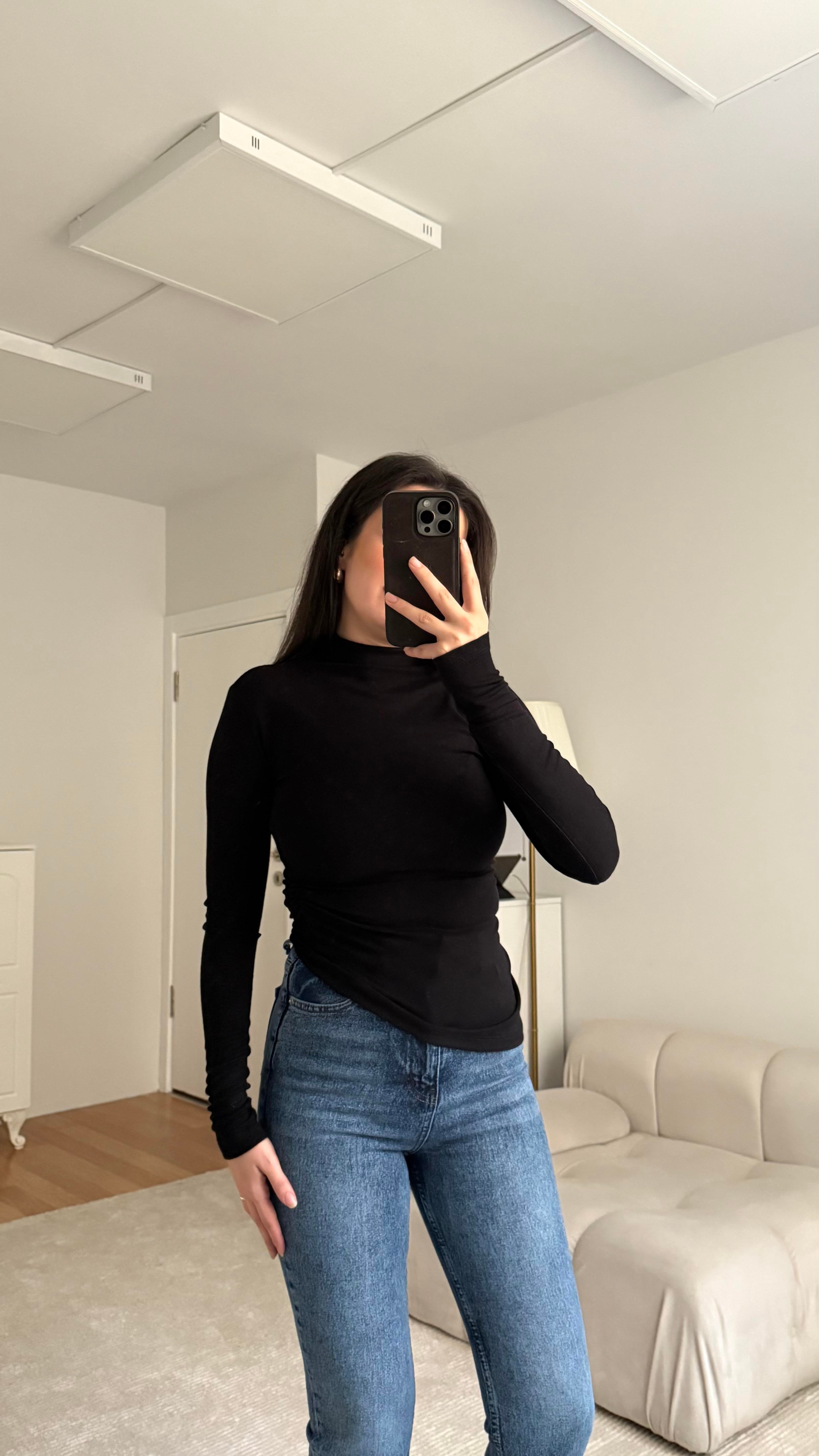 Siyah Dik Yaka Drapeli Bluz