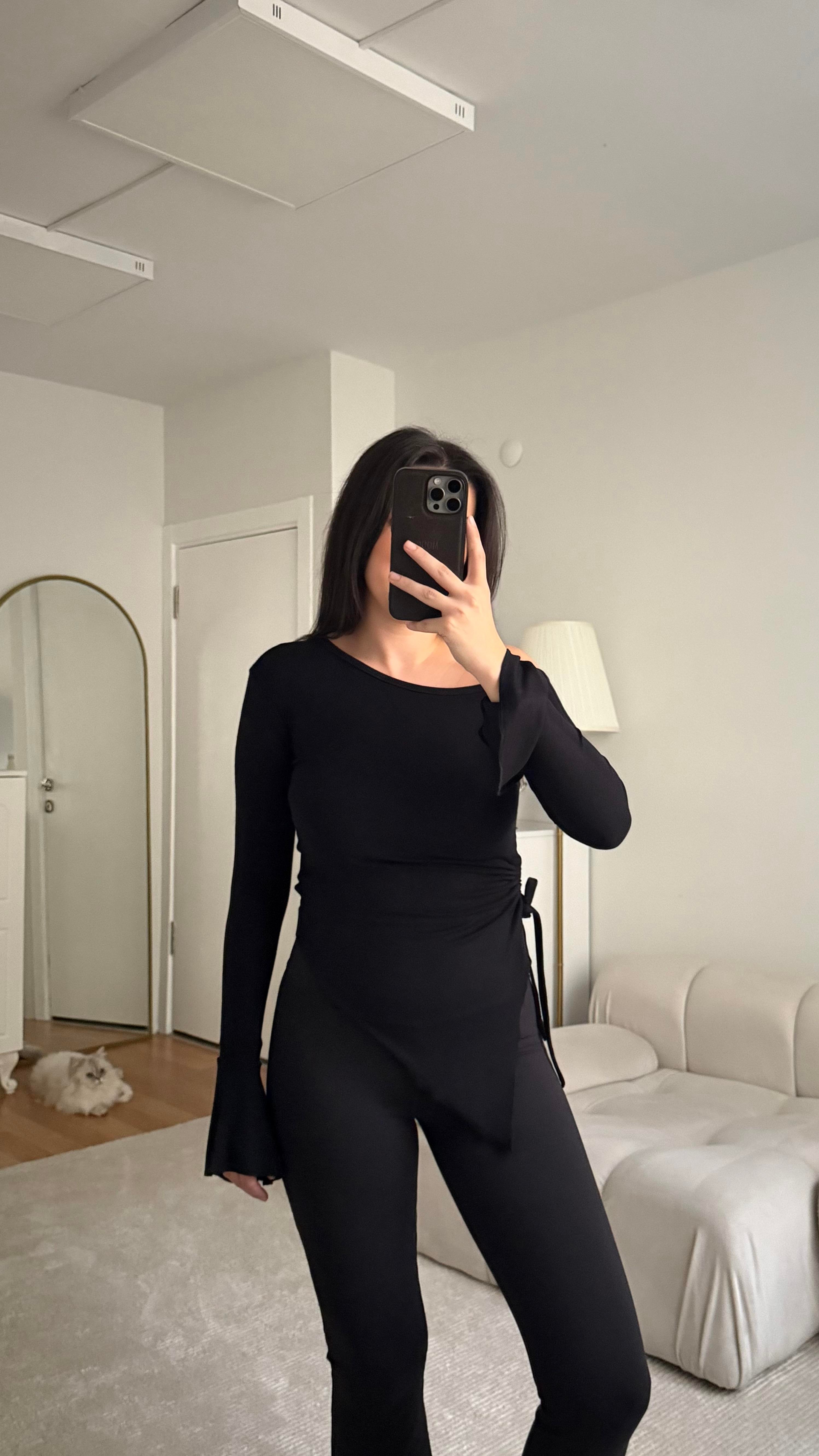 Siyah Drapeli Kayık Yaka Bluz