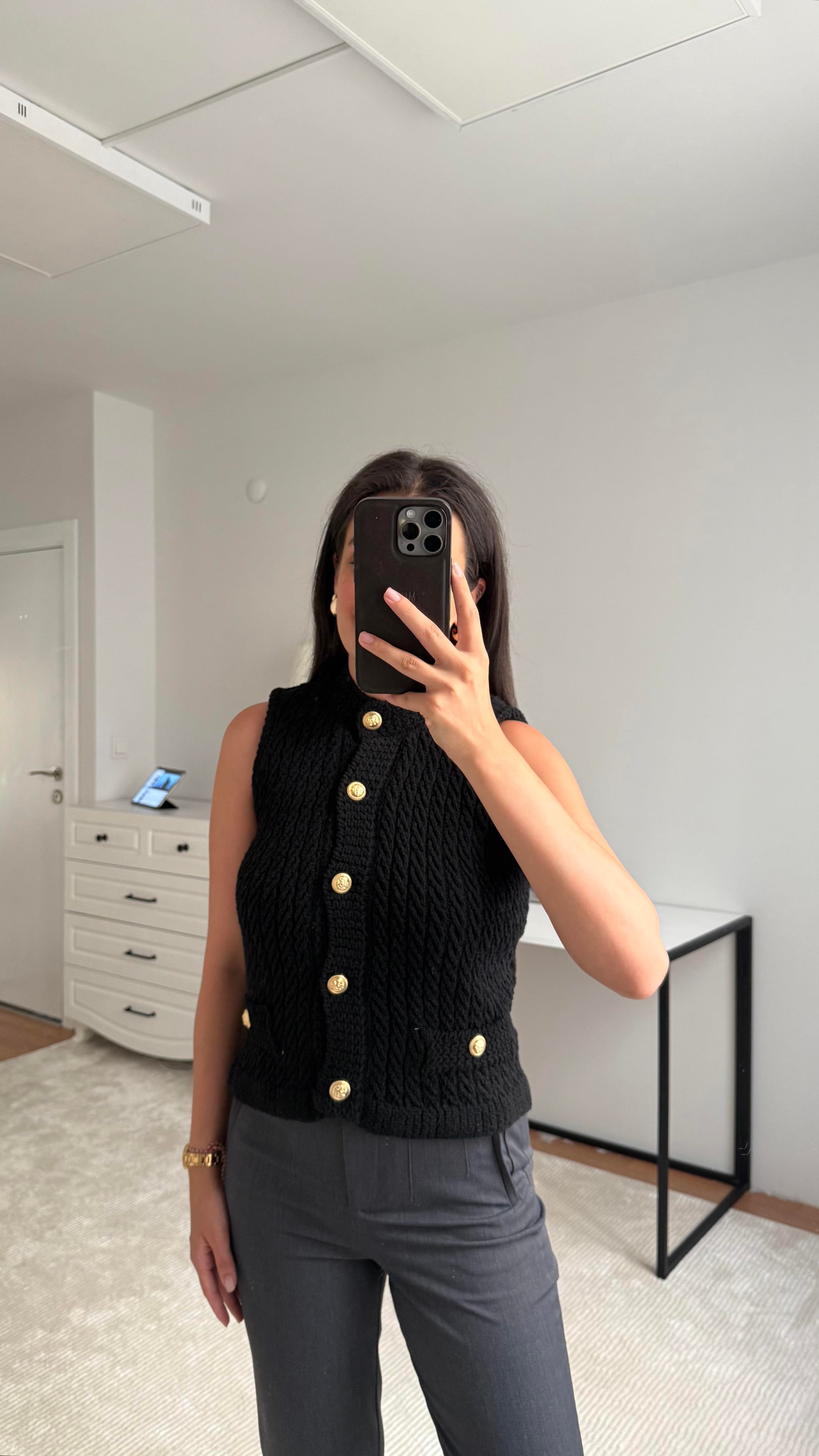 Siyah Gold Düğme Detaylı Örme Yelek