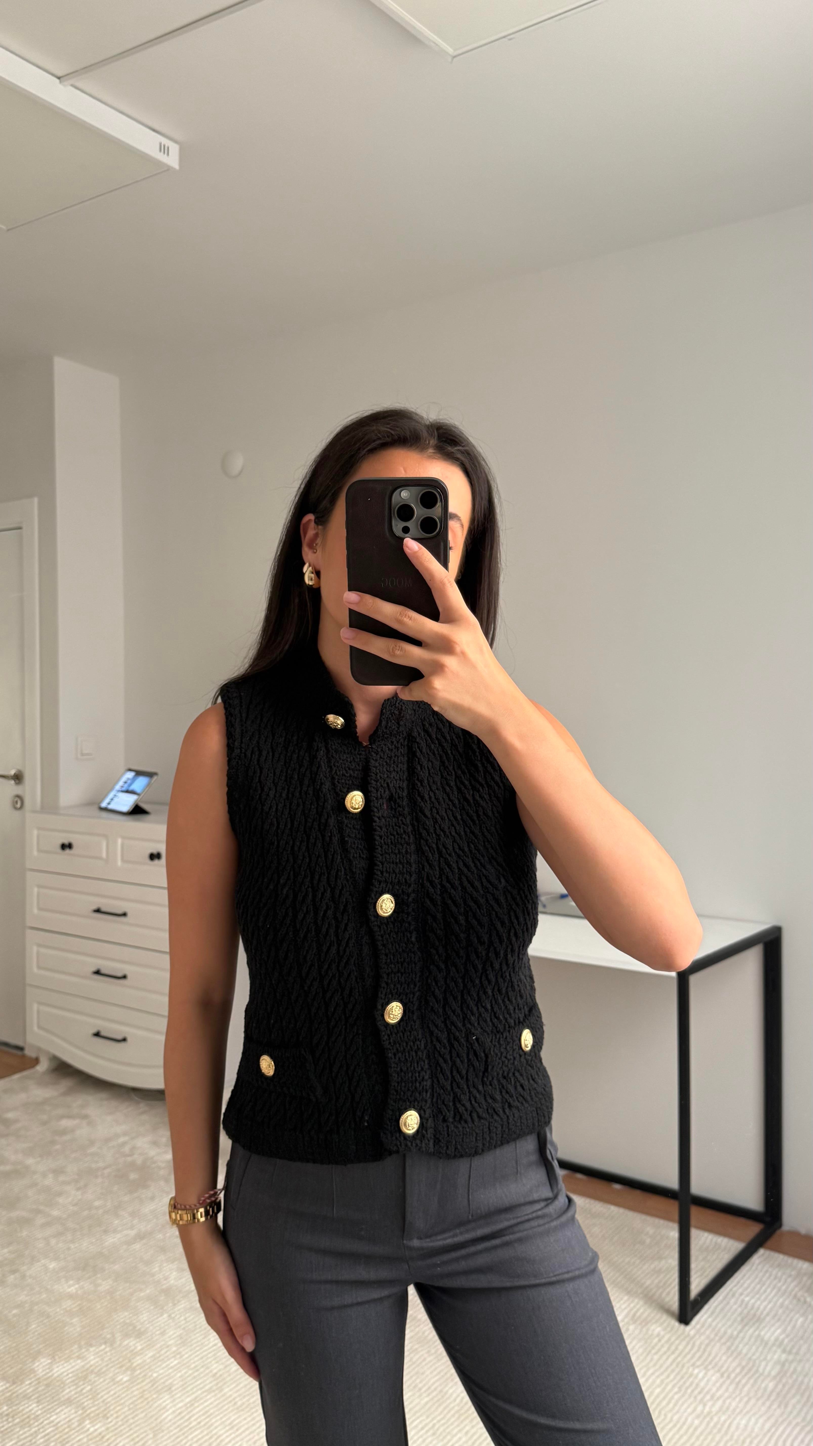 Siyah Gold Düğme Detaylı Örme Yelek