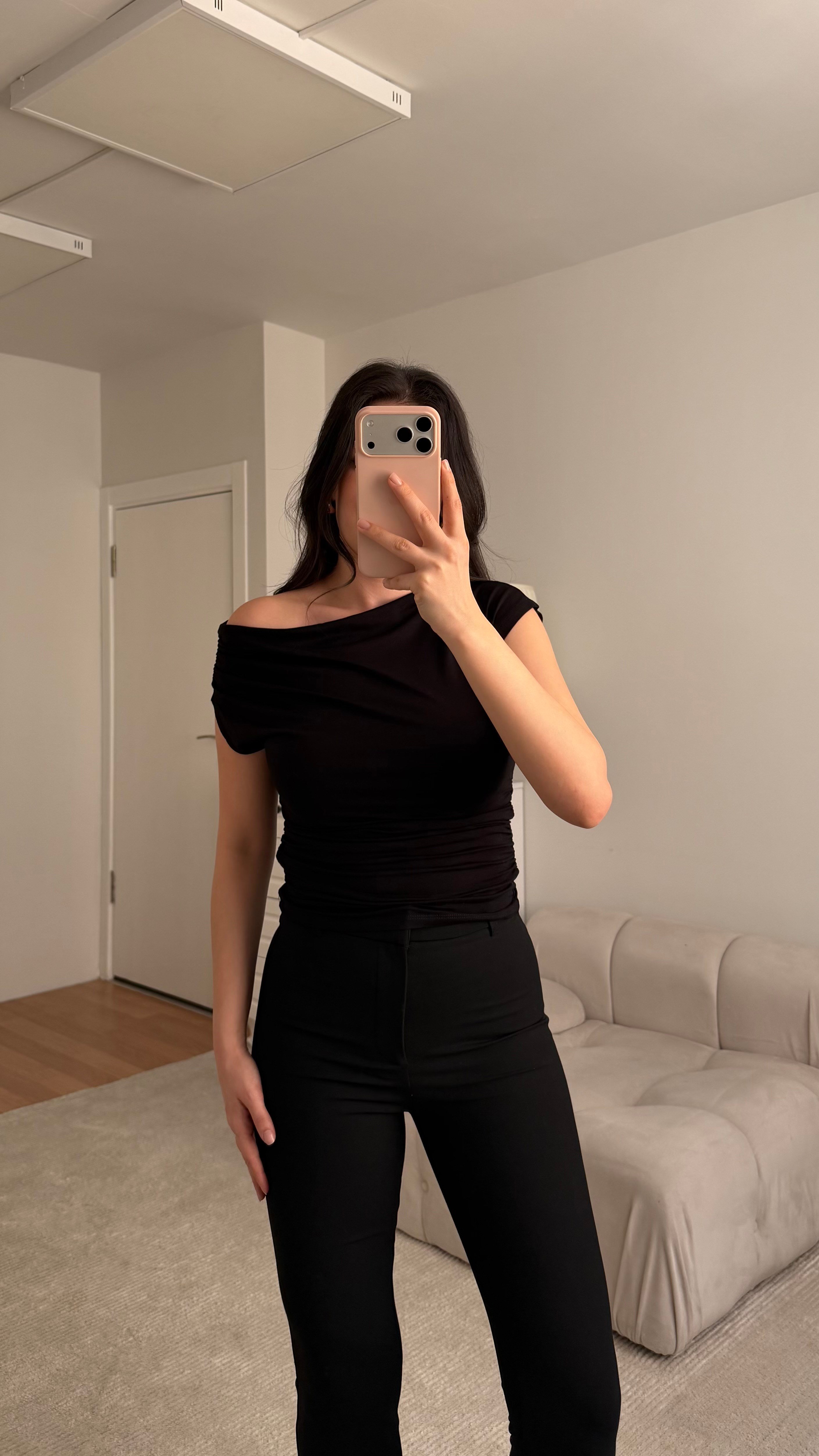 Siyah Kayık Yaka Drapeli Kısa Kol Bluz