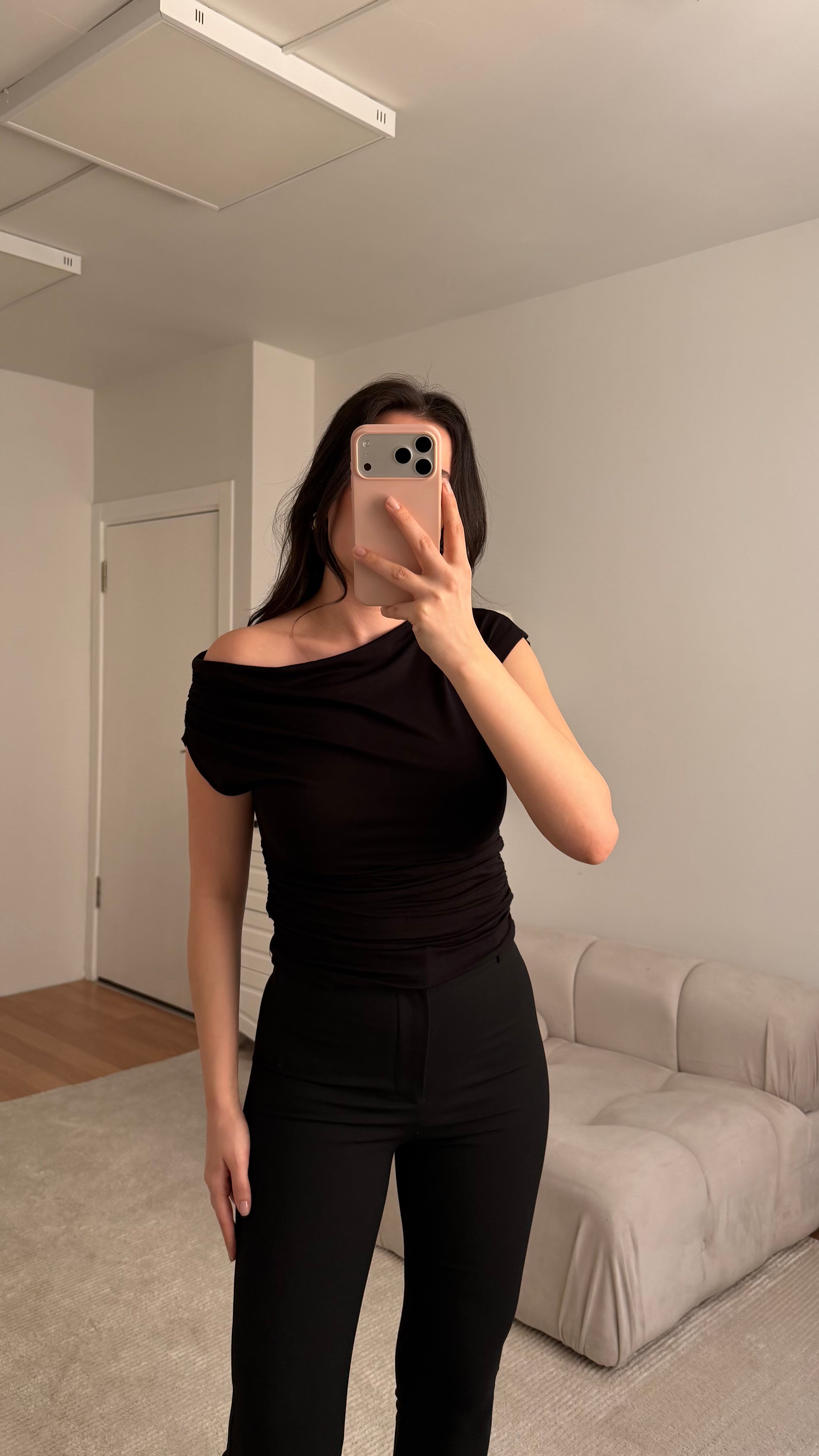 Siyah Kayık Yaka Drapeli Kısa Kol Bluz