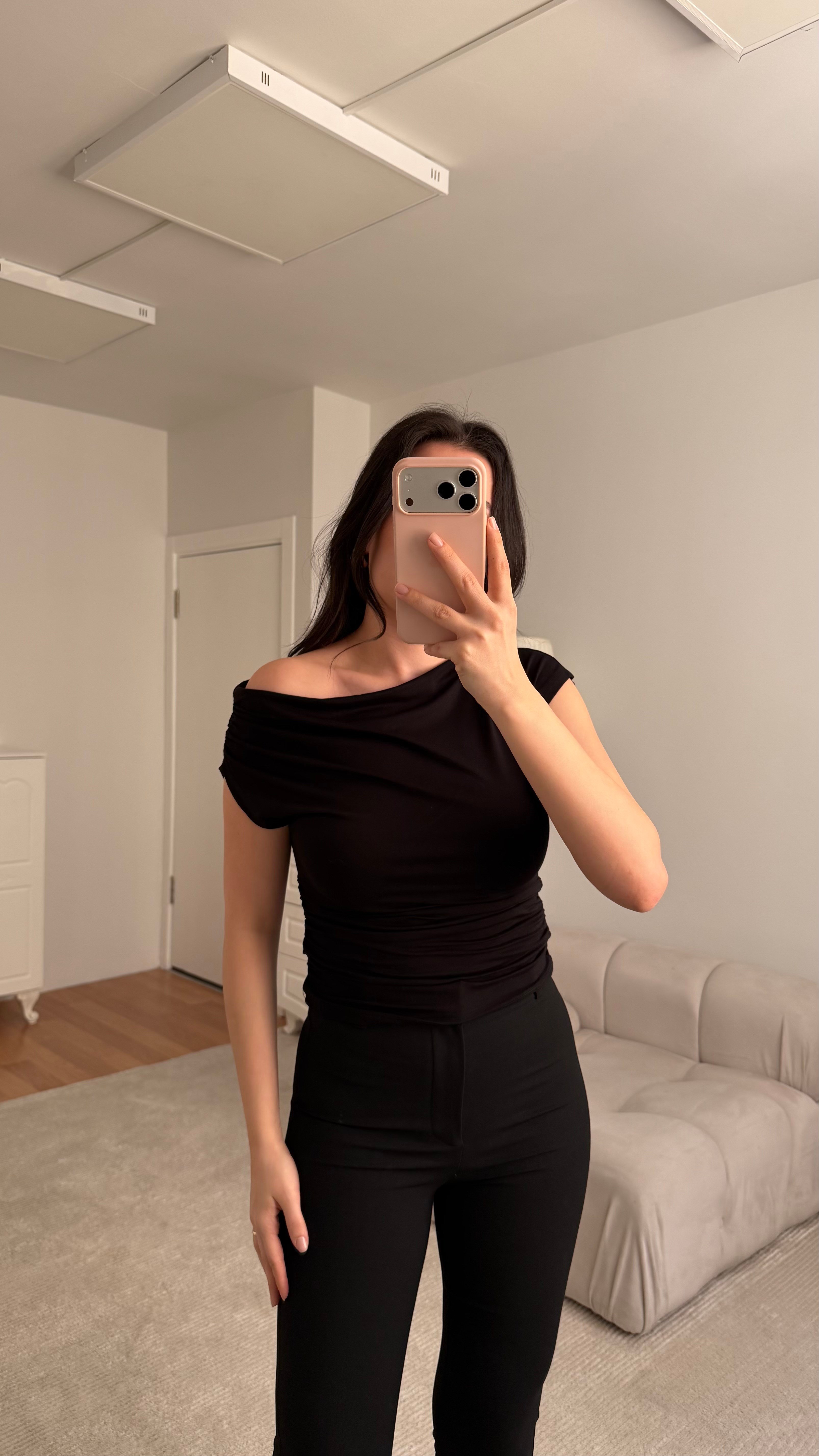 Siyah Kayık Yaka Drapeli Kısa Kol Bluz