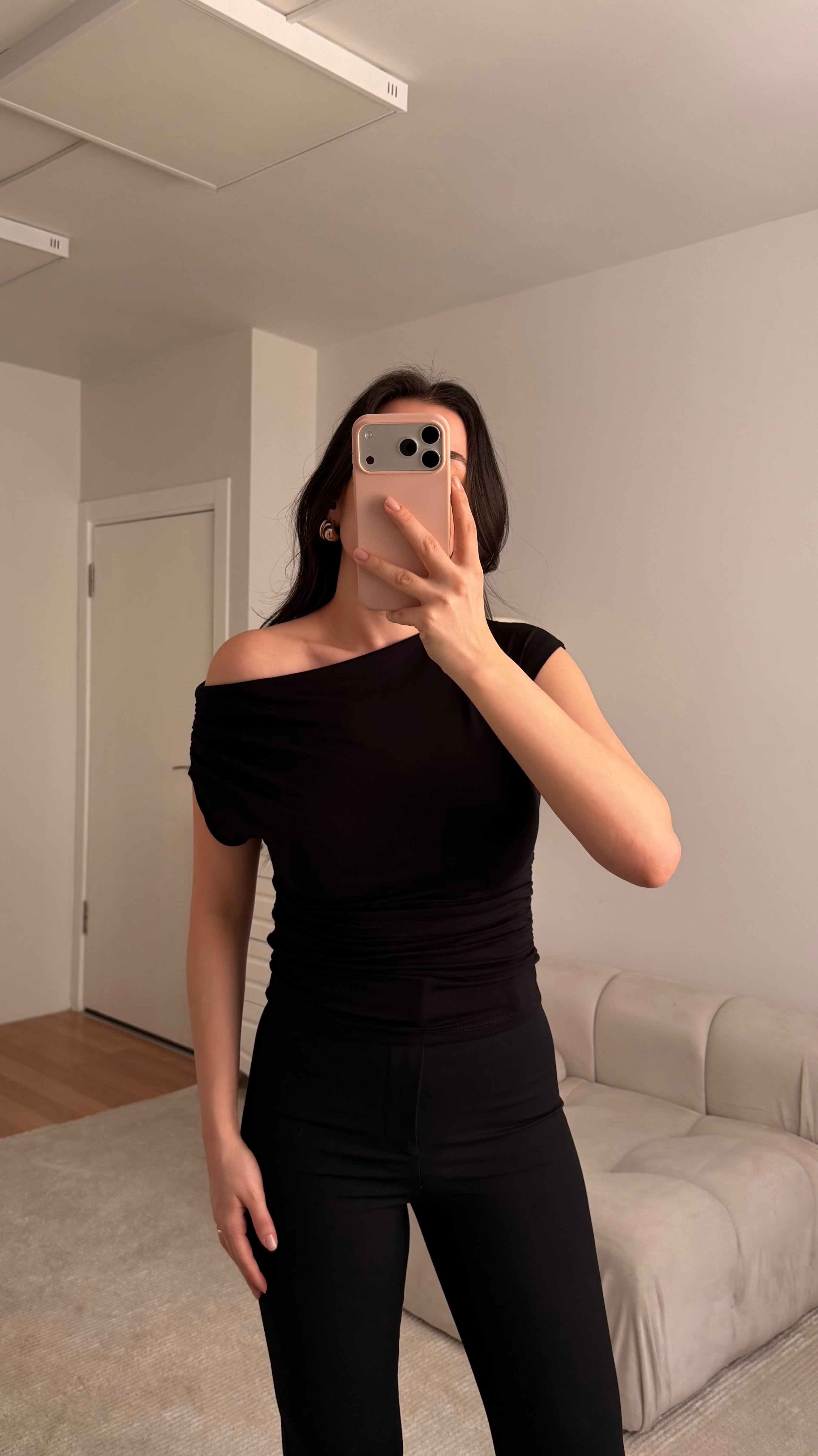 Siyah Kayık Yaka Drapeli Kısa Kol Bluz