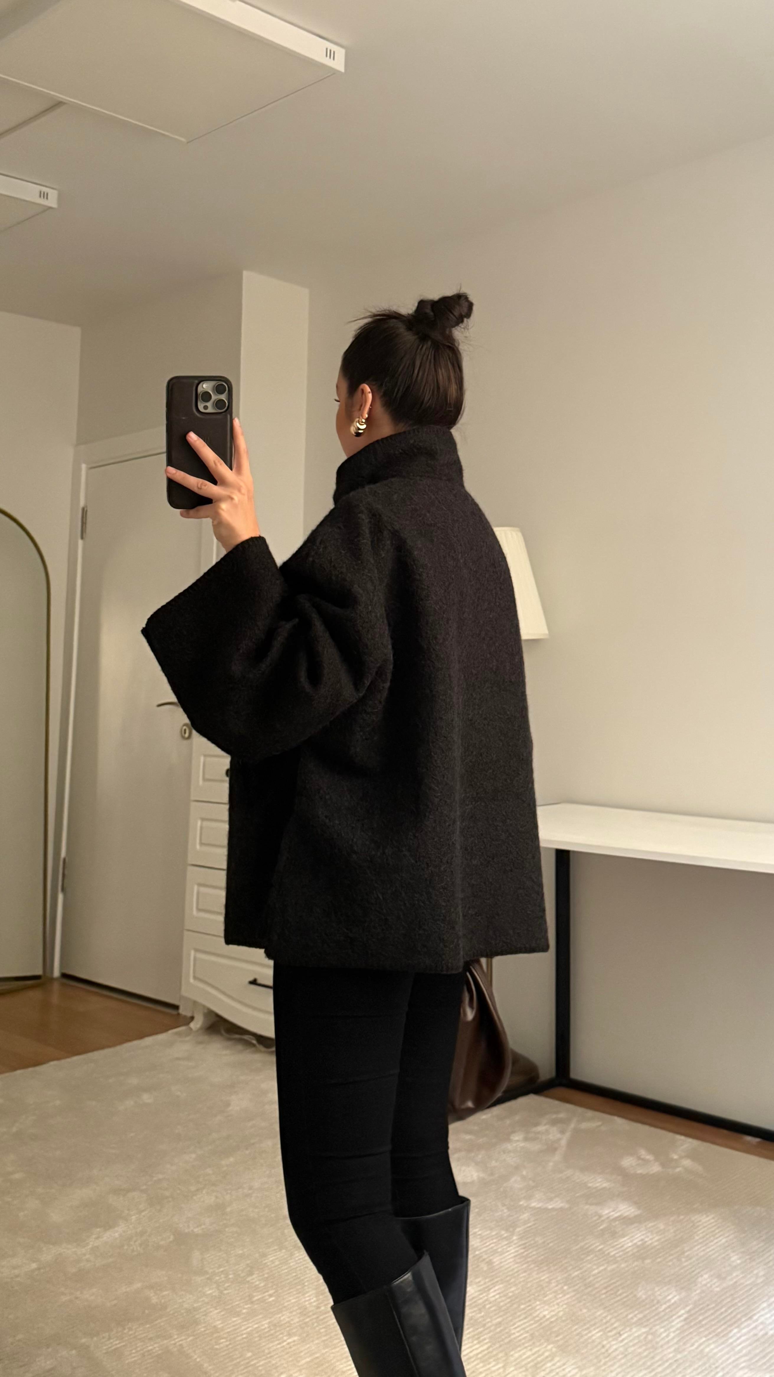 Siyah Kroşetalı Kıvırcık Peluş Panço