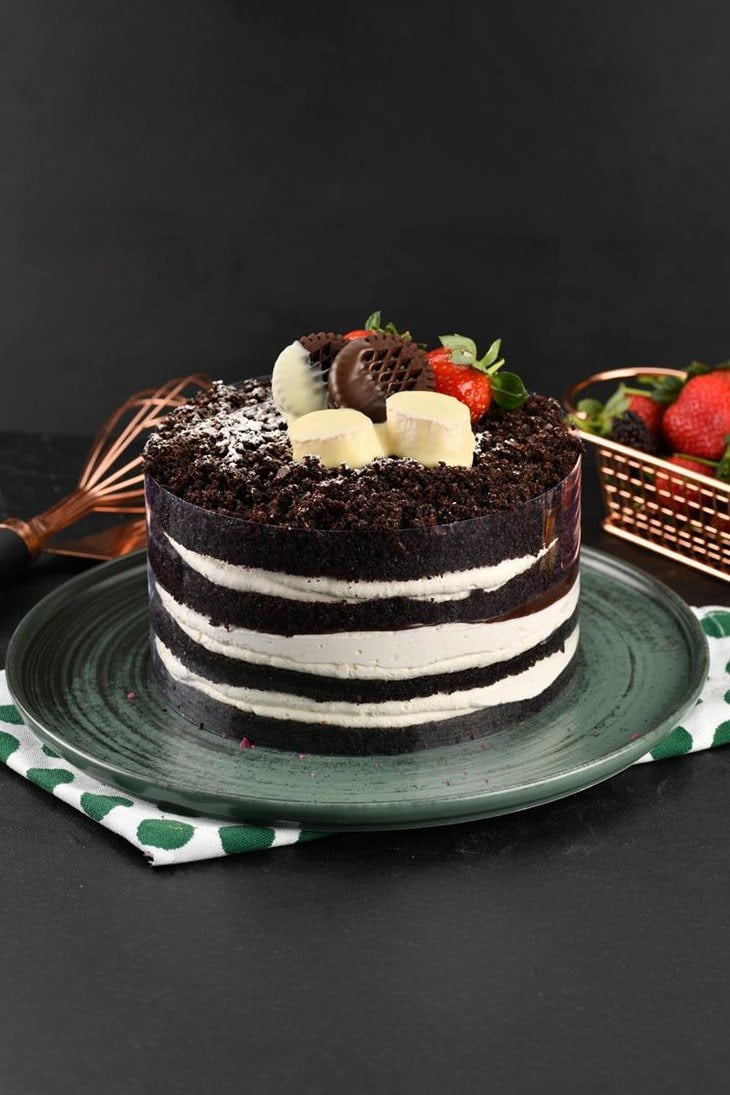 Çilekli Muzlu Oreolu Dark Velvet Pasta