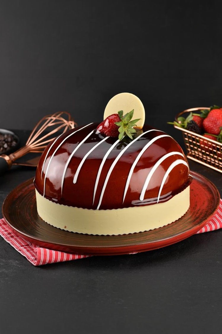 Karamelli Çilekli Profiterol Soslu Pasta 